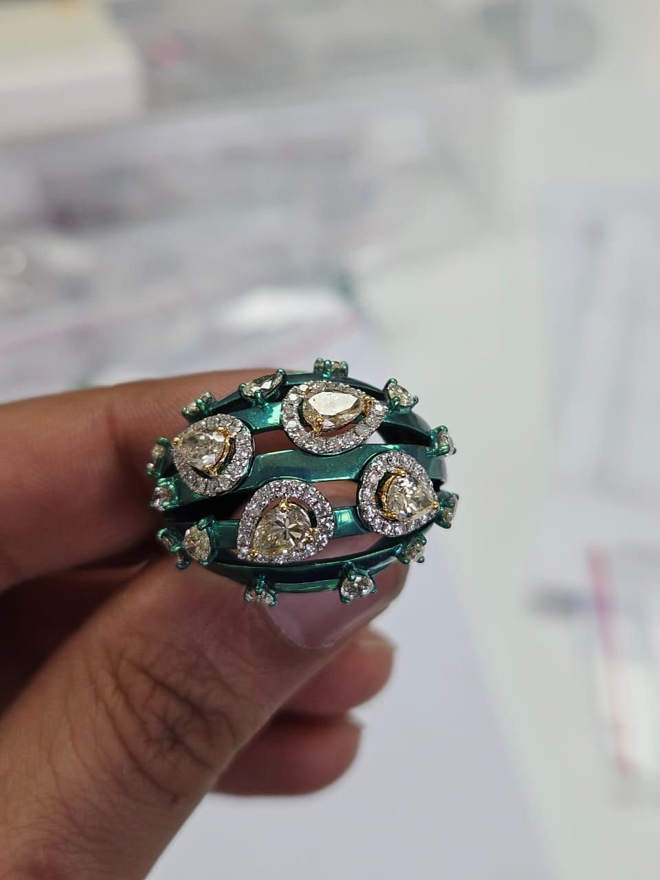 Un precioso anillo de cóctel de diamantes, de estilo moderno, engastado en oro blanco de 18 quilates y titanio. El peso combinado de los diamantes es de 2.88 quilates. El peso neto del metal es de 5.87 gramos. El peso bruto del Anillo es de 6,45