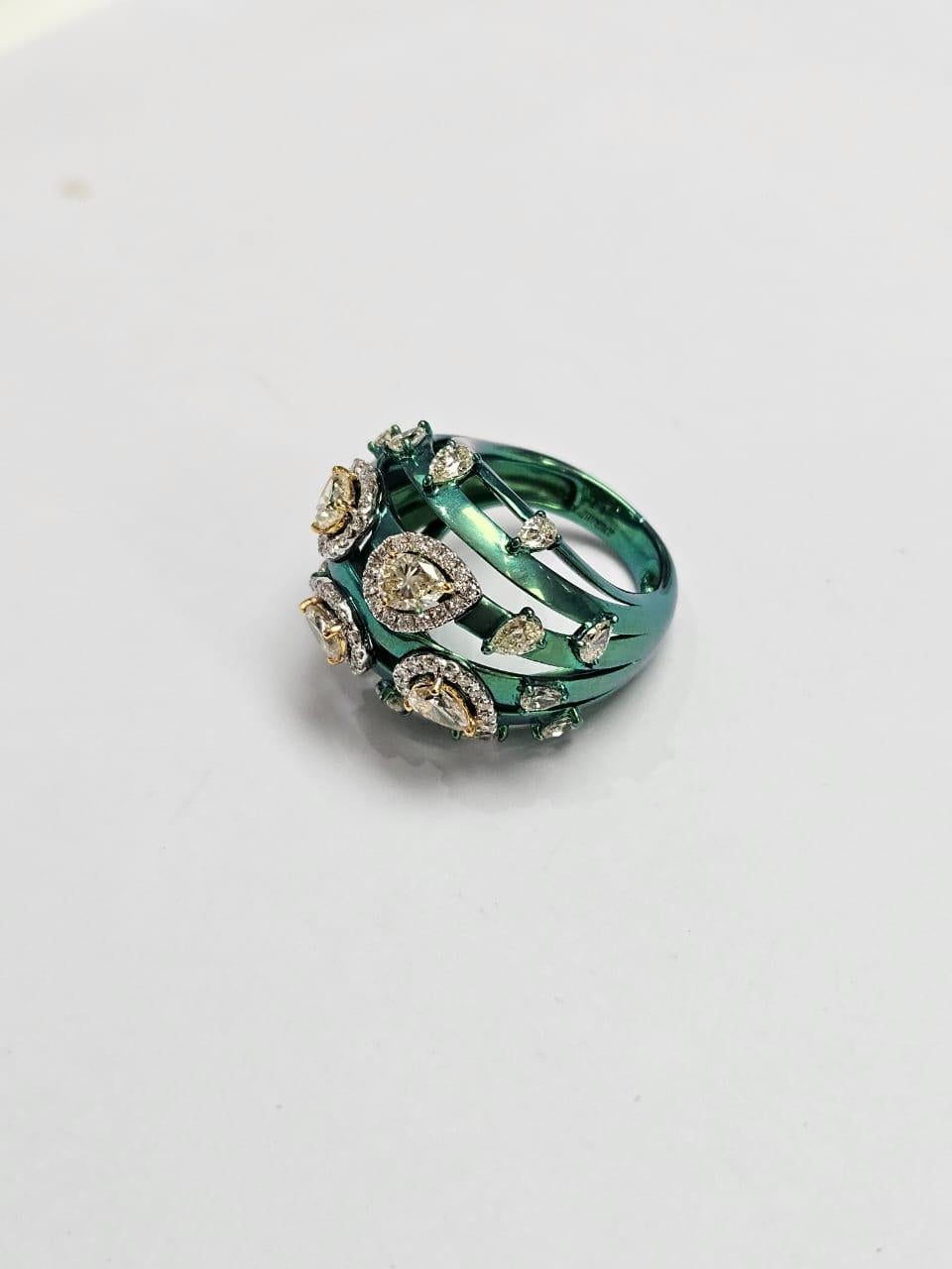 Declaración de 18 quilates, 2,88 quilates, Anillo de oro blanco pavé de diamantes amarillos y titanio Corte pera en venta