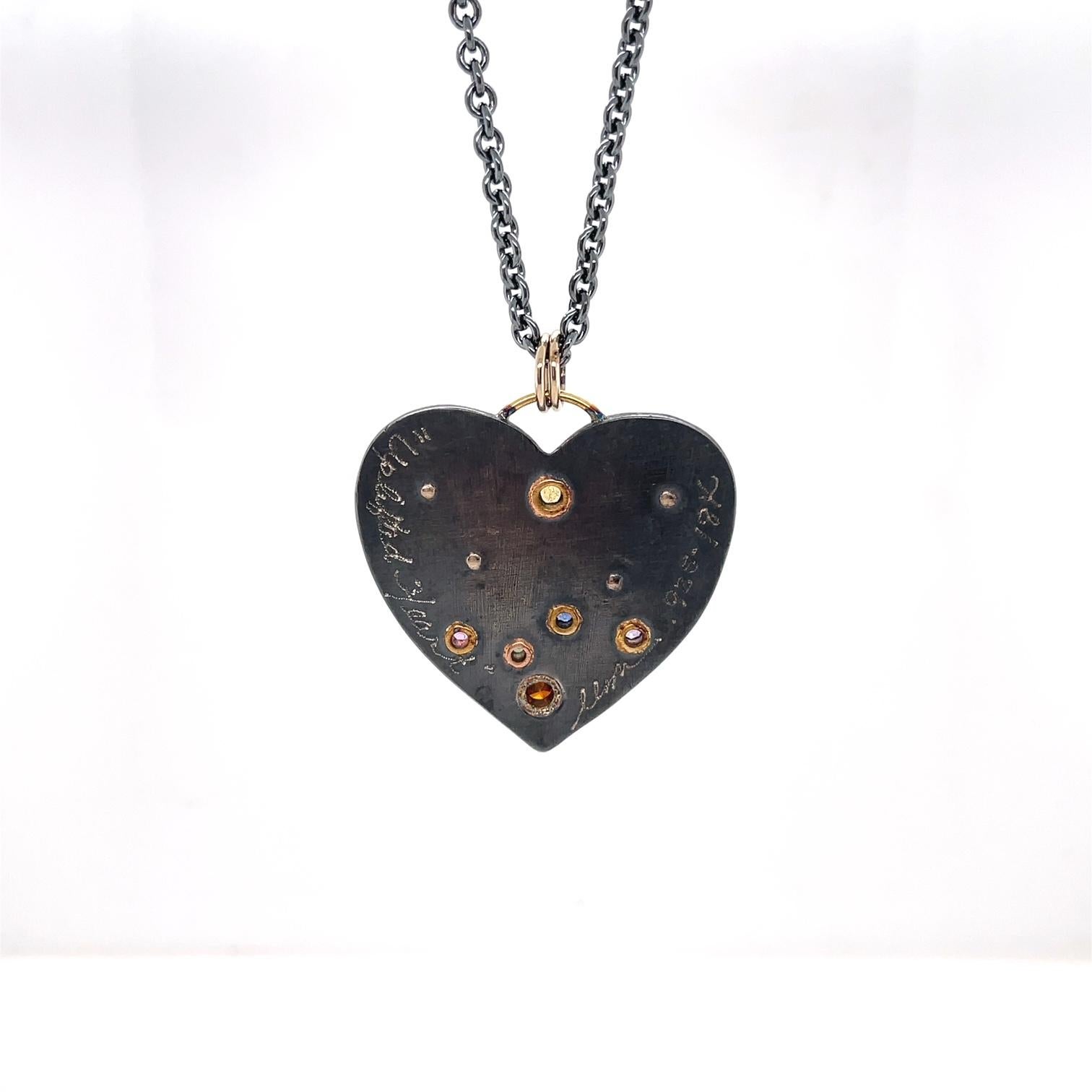 Contemporain Pendentif cœur en forme de aile en argent sterling et or 18 carats avec fer rouillé et pierres précieuses de couleur en vente