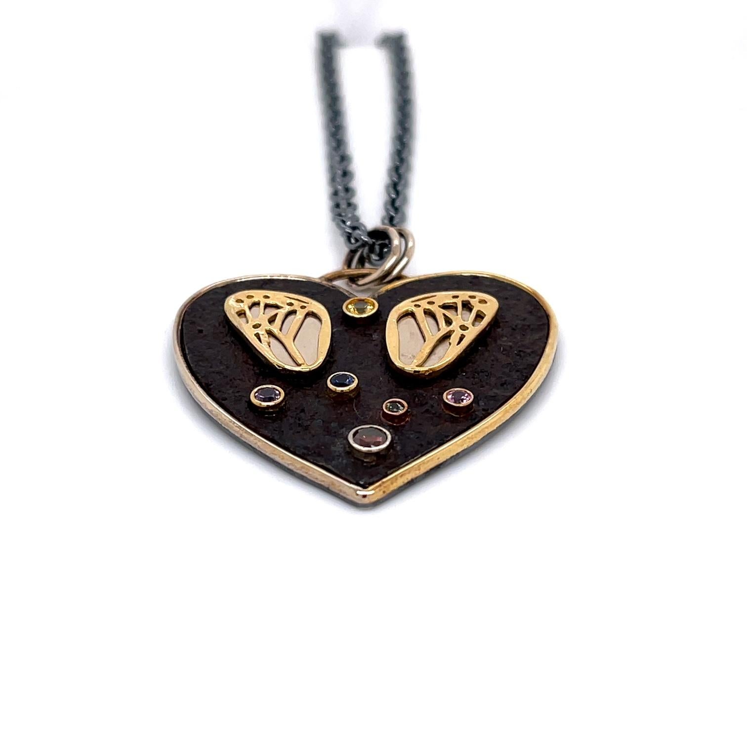 Taille ronde Pendentif cœur en forme de aile en argent sterling et or 18 carats avec fer rouillé et pierres précieuses de couleur en vente