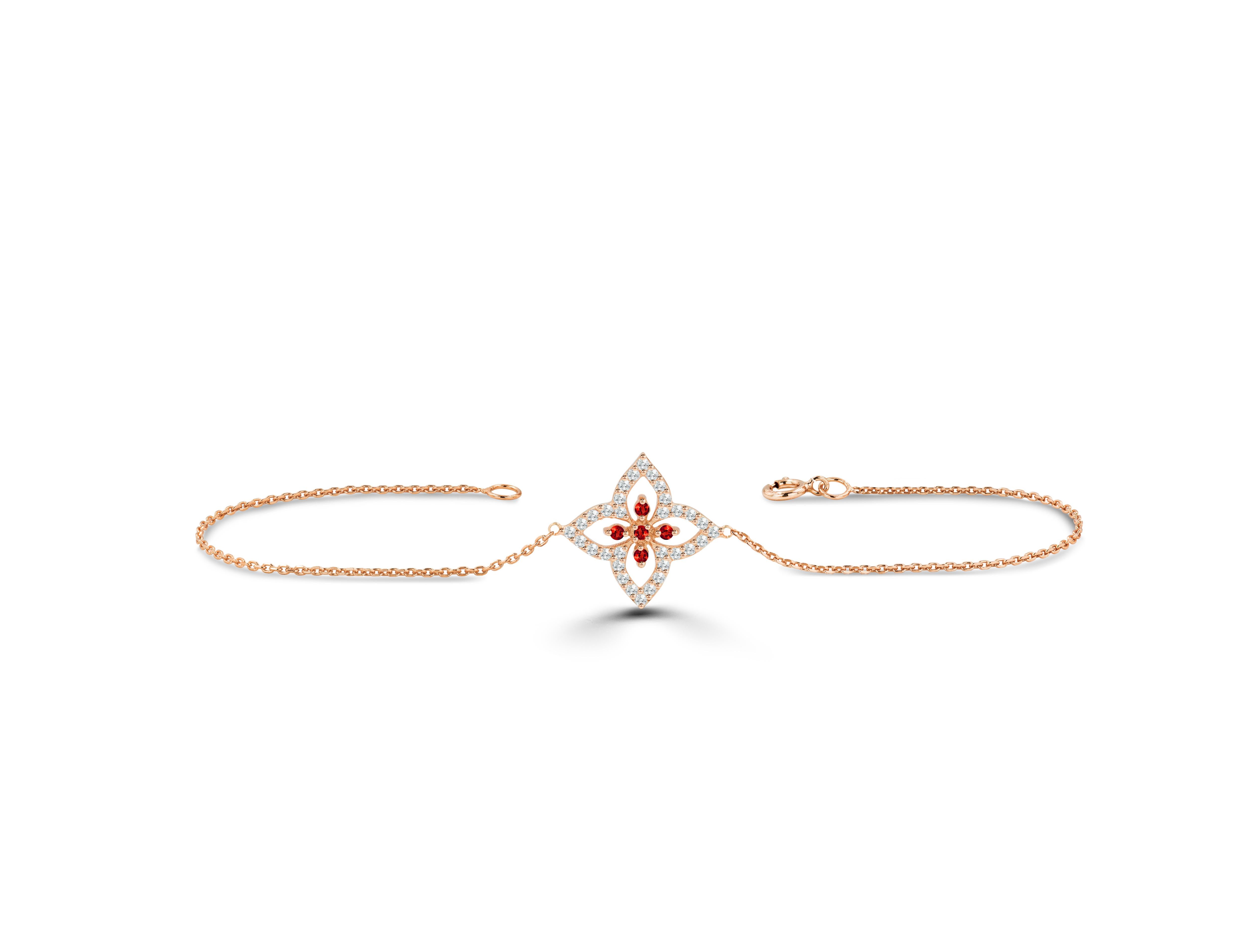 Das 0,25-Karat-Diamant-Kleeblatt-Armband ist das perfekte Alltagsarmband. Sie können es in der Goldfarbe und dem Goldkarat Ihrer Wahl erhalten, es kann auch mit dem Edelstein Ihrer Wahl - Smaragd, Rubin oder Saphir - angepasst werden. Unser