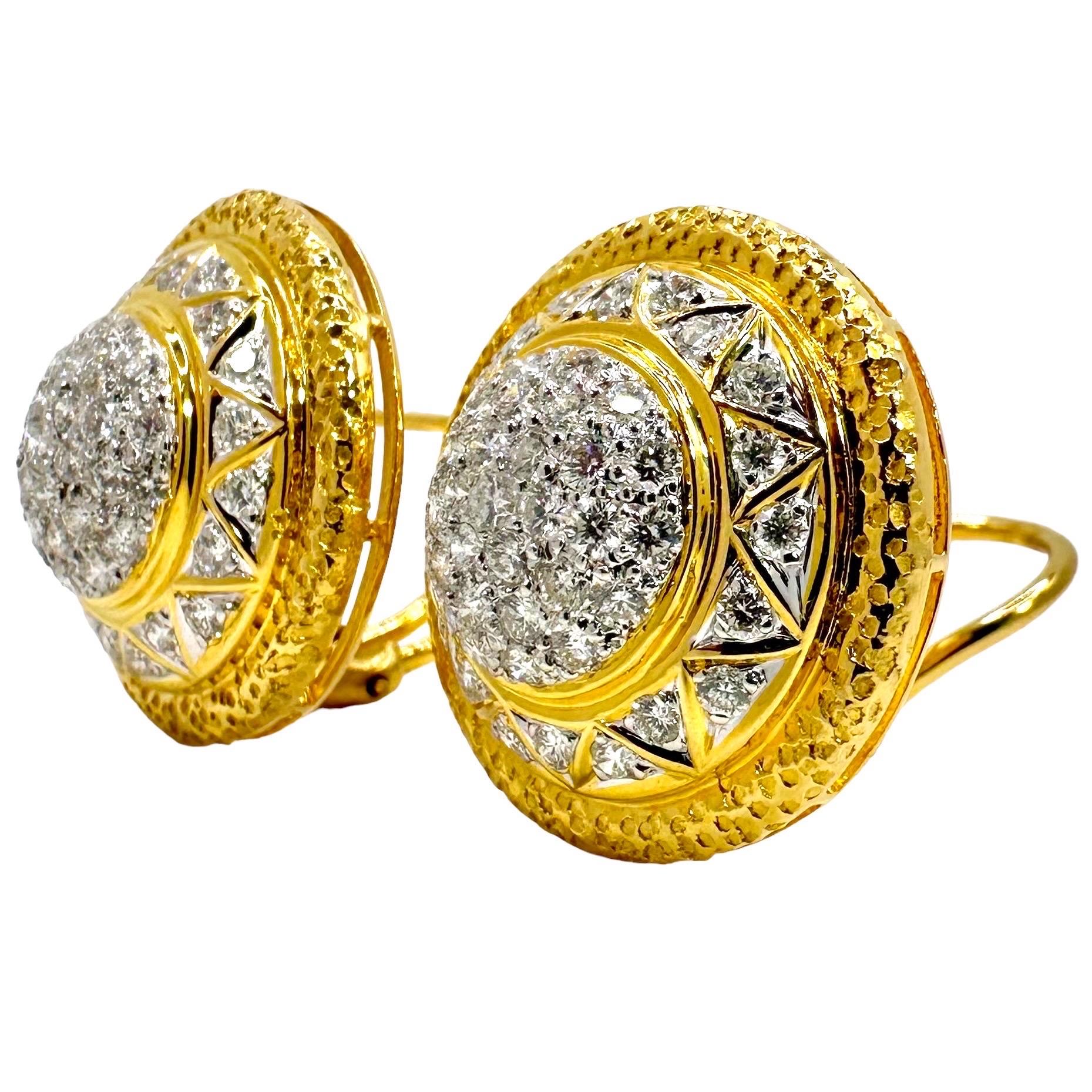 Moderno Orecchini a cupola in oro e diamanti 18 carati, eleganti e su misura, diametro 7/8 di pollice in vendita