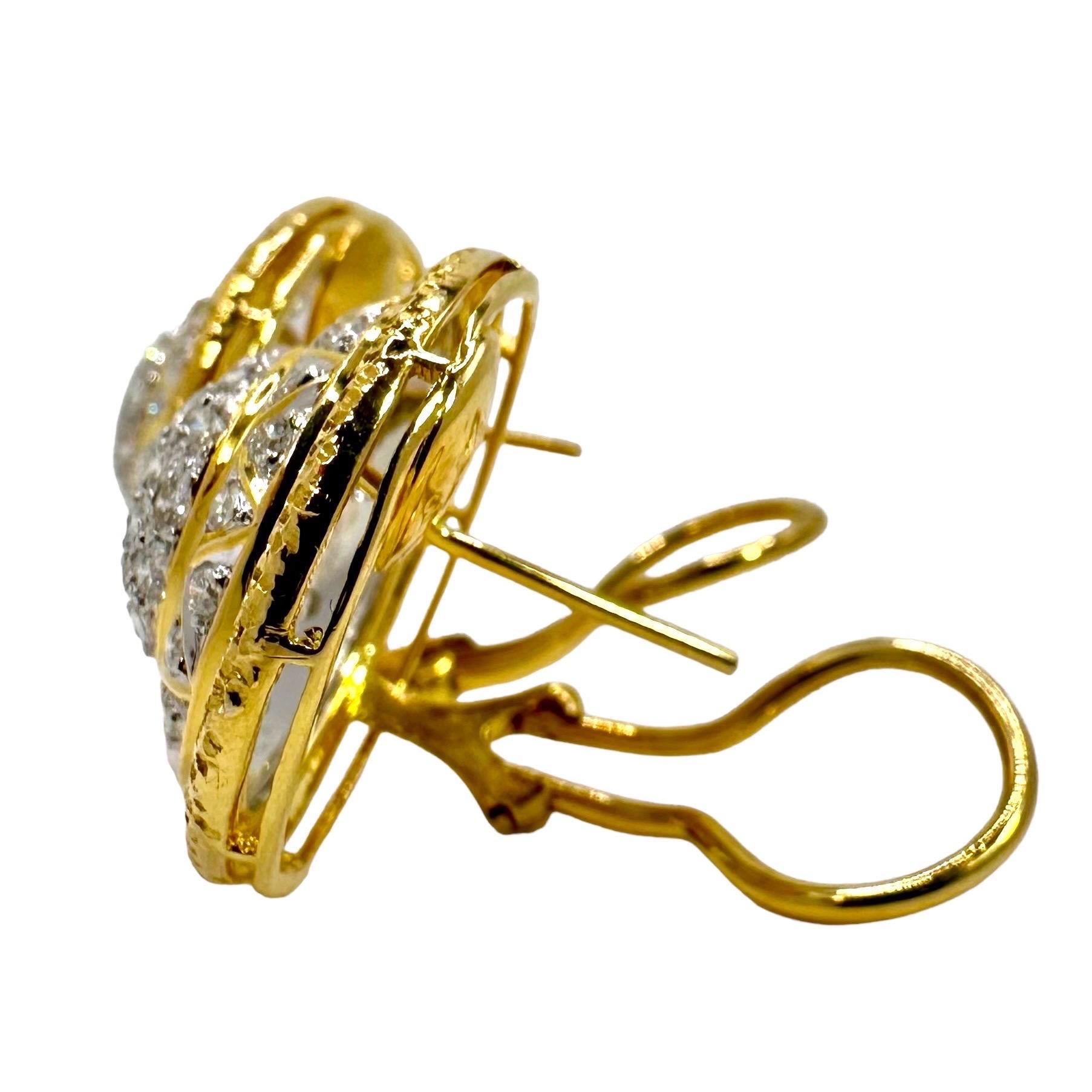 Taglio brillante Orecchini a cupola in oro e diamanti 18 carati, eleganti e su misura, diametro 7/8 di pollice in vendita