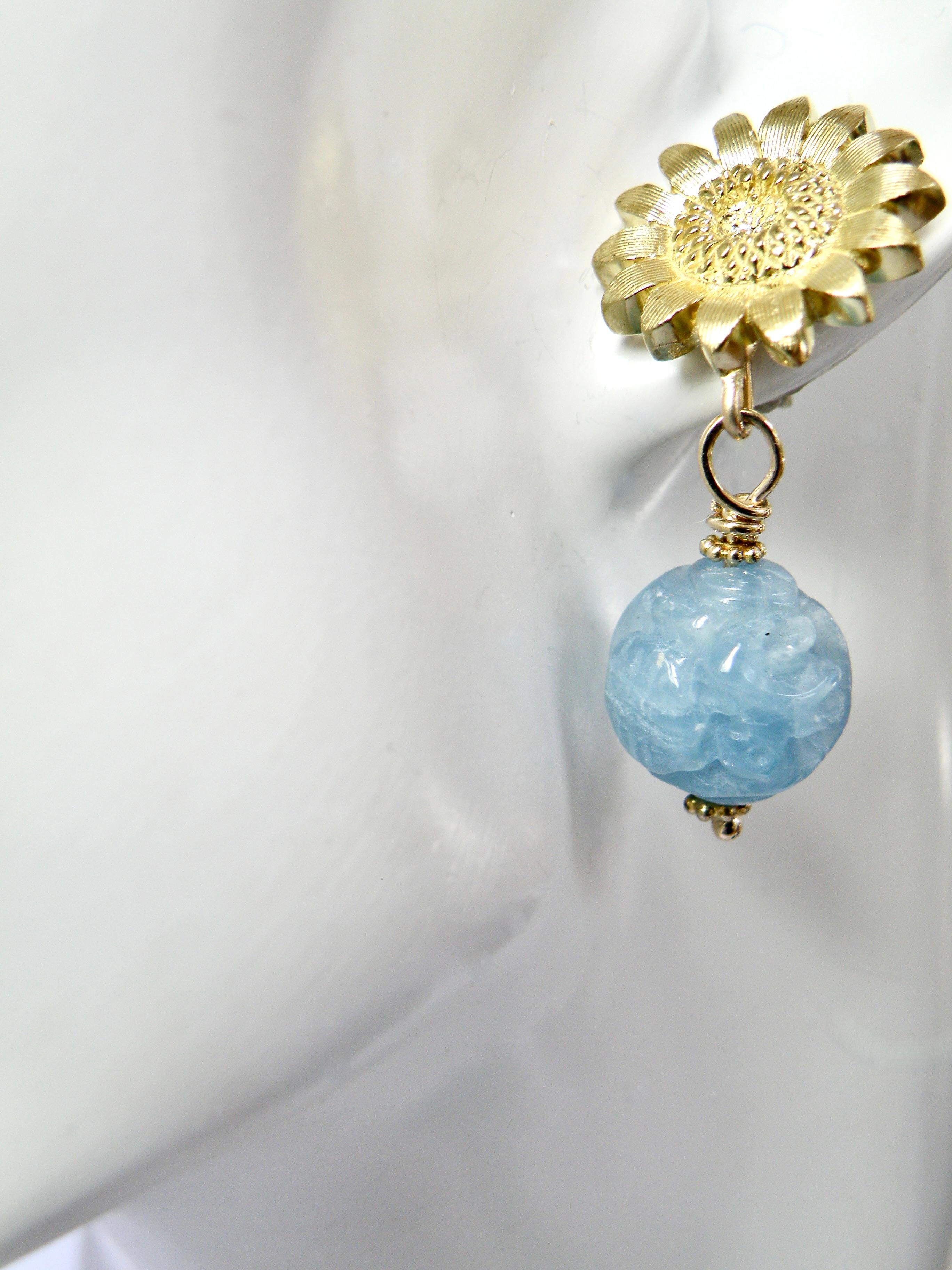 Boucle d'oreille tournesol détaillée en 18k avec une goutte d'aigue-marine sculptée en forme de boule