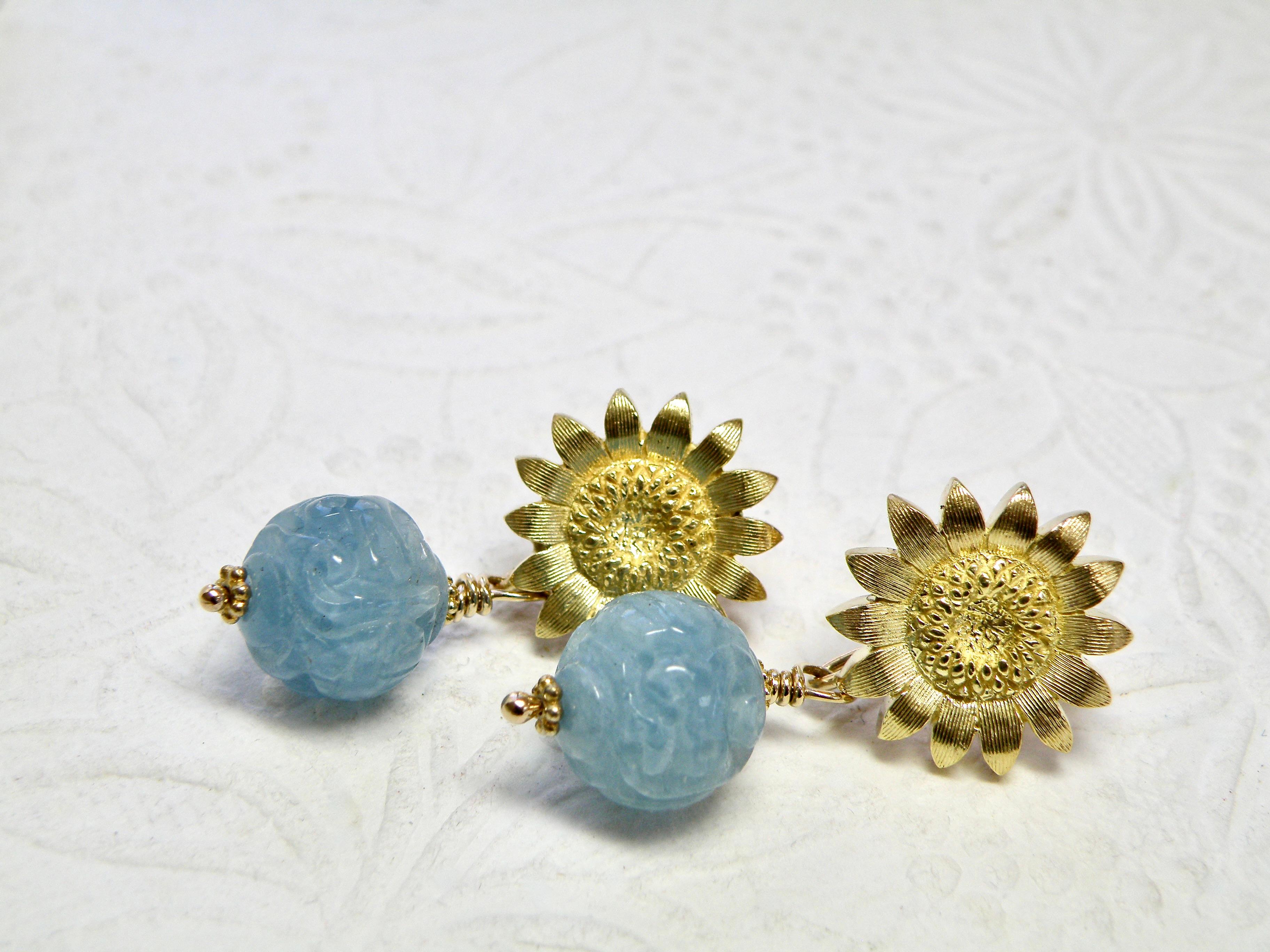 Contemporain Boucles d'oreilles tournesol 18 carats avec aigue-marine sculptée en vente