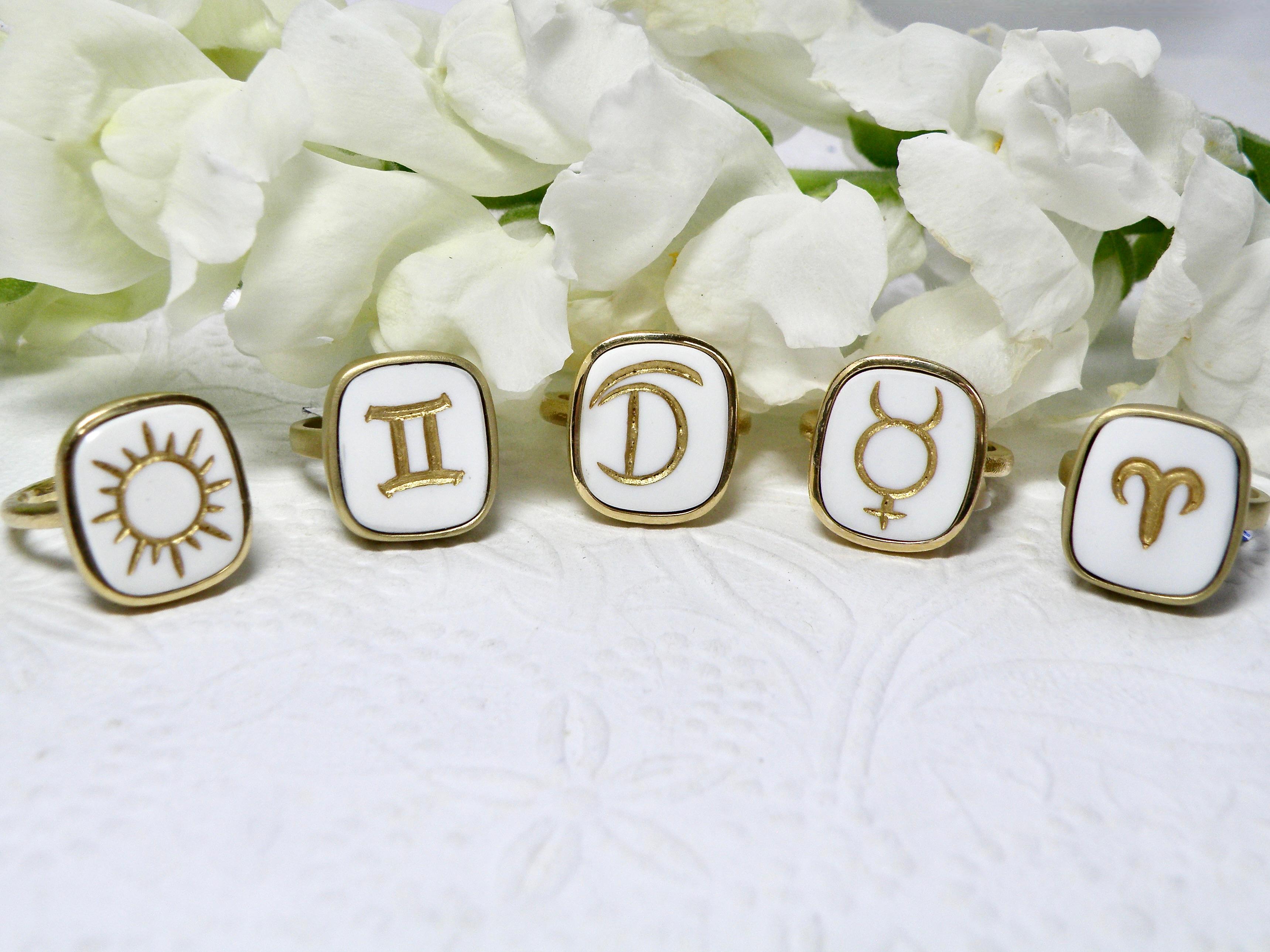 Bague symbole 18k. Intaille en or cocolite sculptée en vente 1