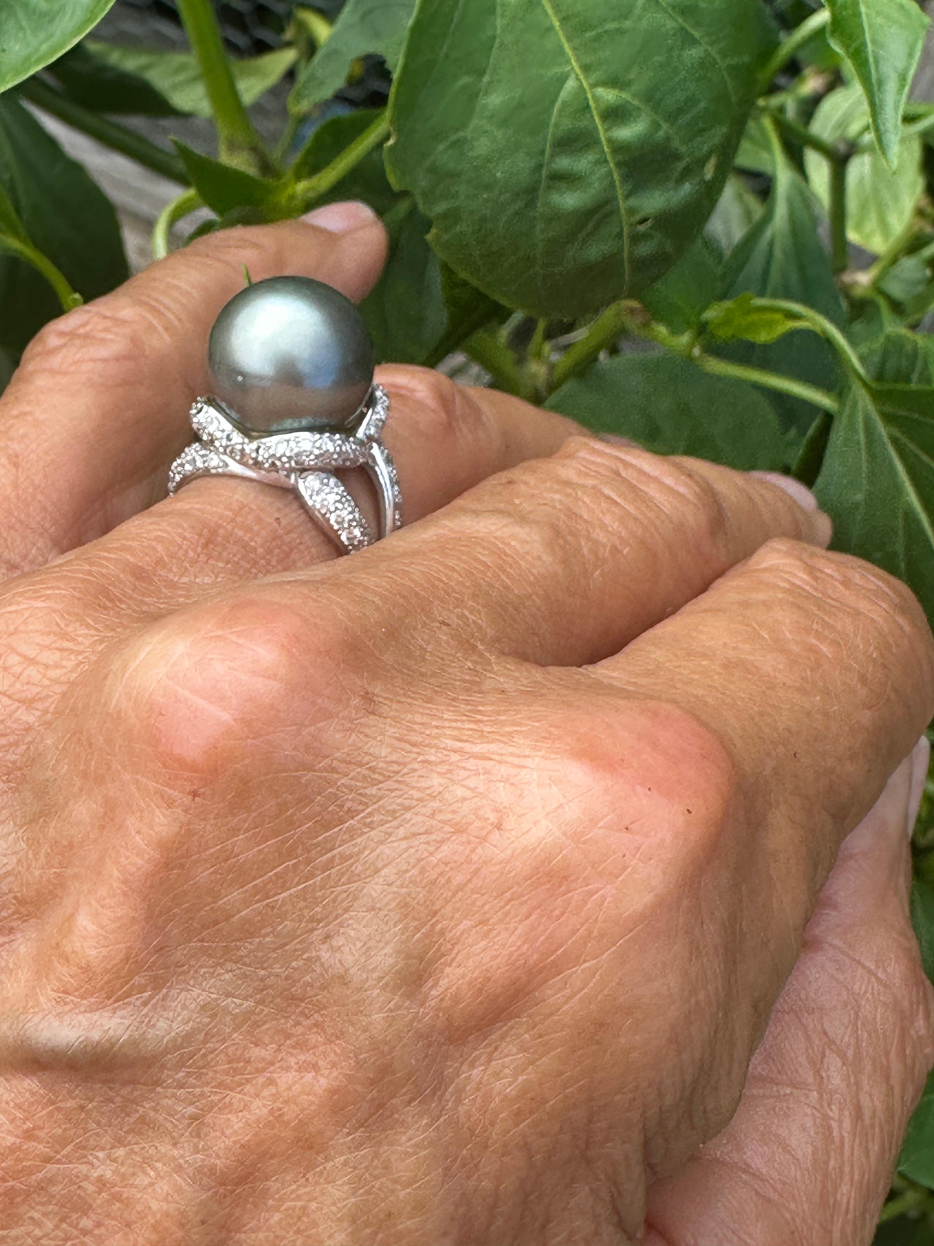 Round Cut 18k Tahitian Pearl and Diamond Ring 1 Carat JYE Award For Sale