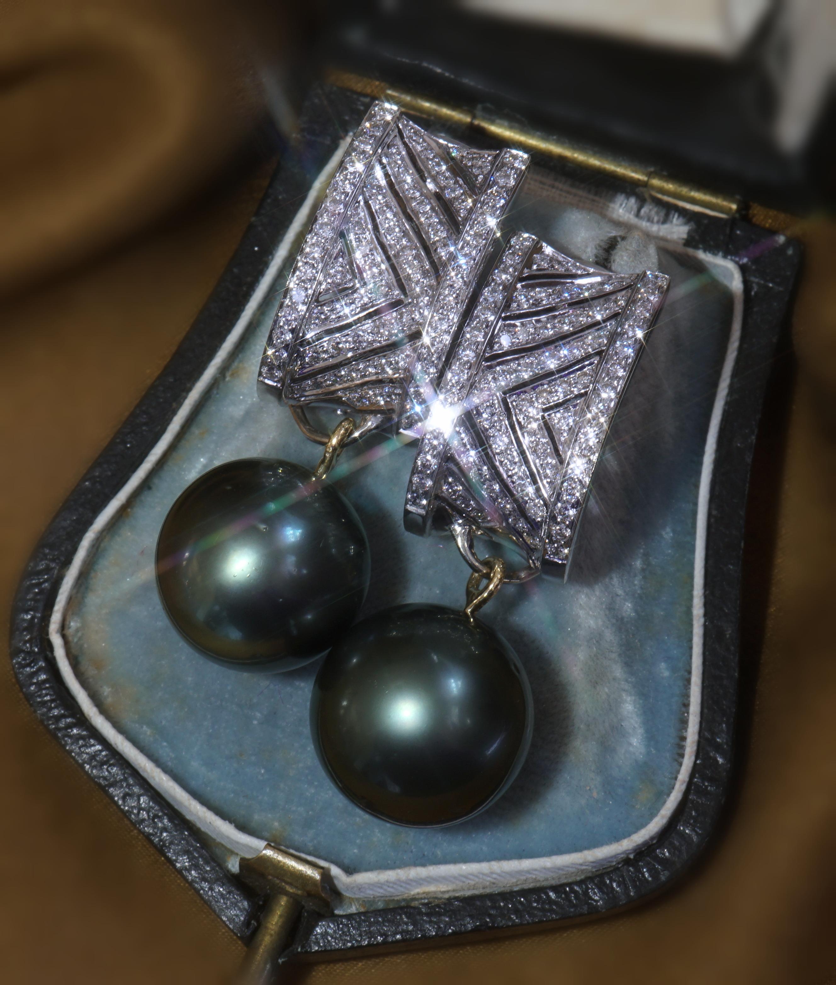 Old South Jewels proudly presents LUXURY.  GORGEOUS GIA CERTIFIED 3.02 CARATS 18K SOUTH SEA PEARL & DIAMOND EARRINGS AND BOX!   Huge Vintage Natural Saltwater Pearls and Bright Sparkling White Diamond Day/Night Earrings--Stunning!   Huge Tahitian