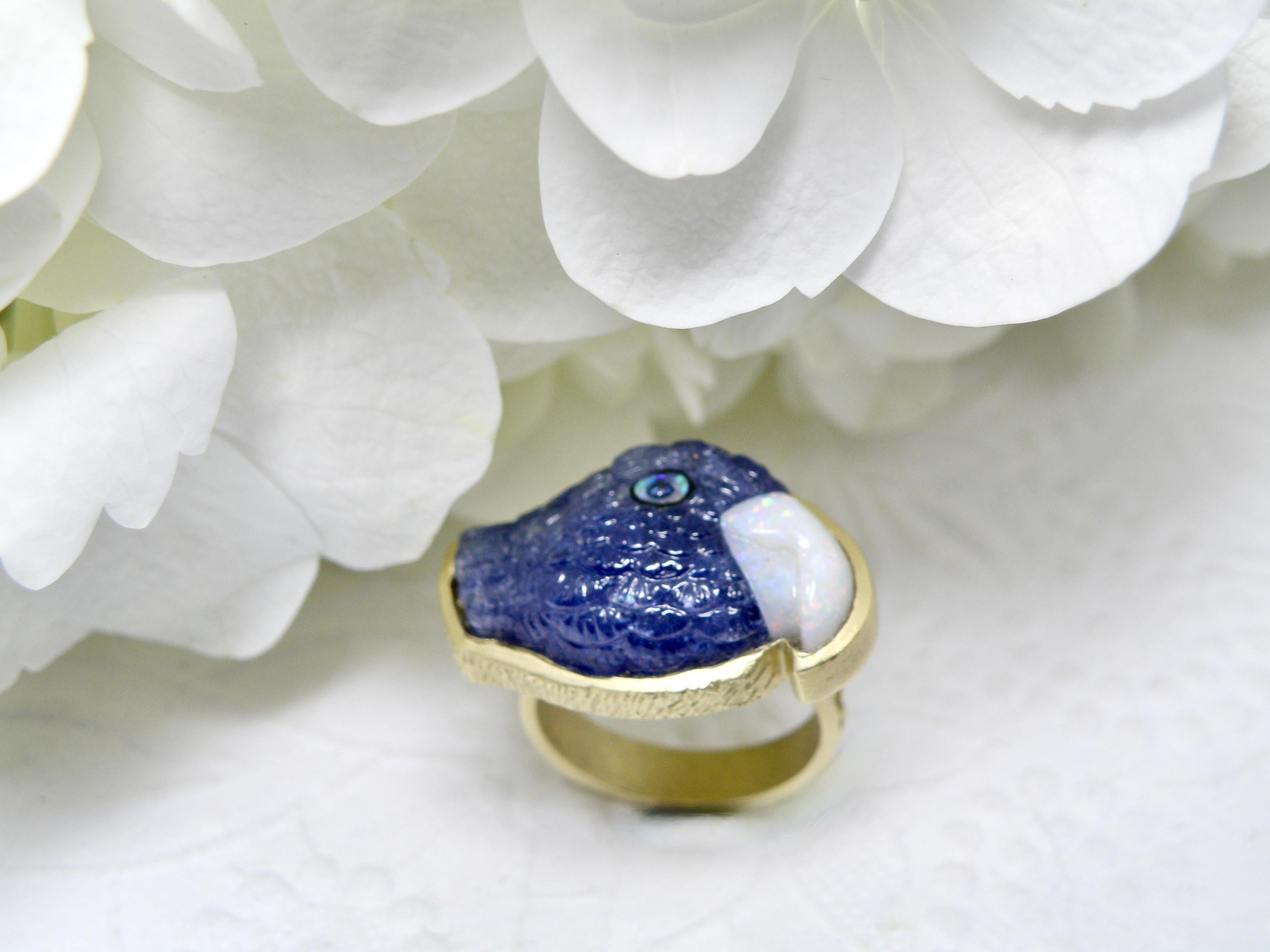 Anillo de oro de 18 quilates. Loro de tanzanita tallada, con ojo y pico de ópalo.