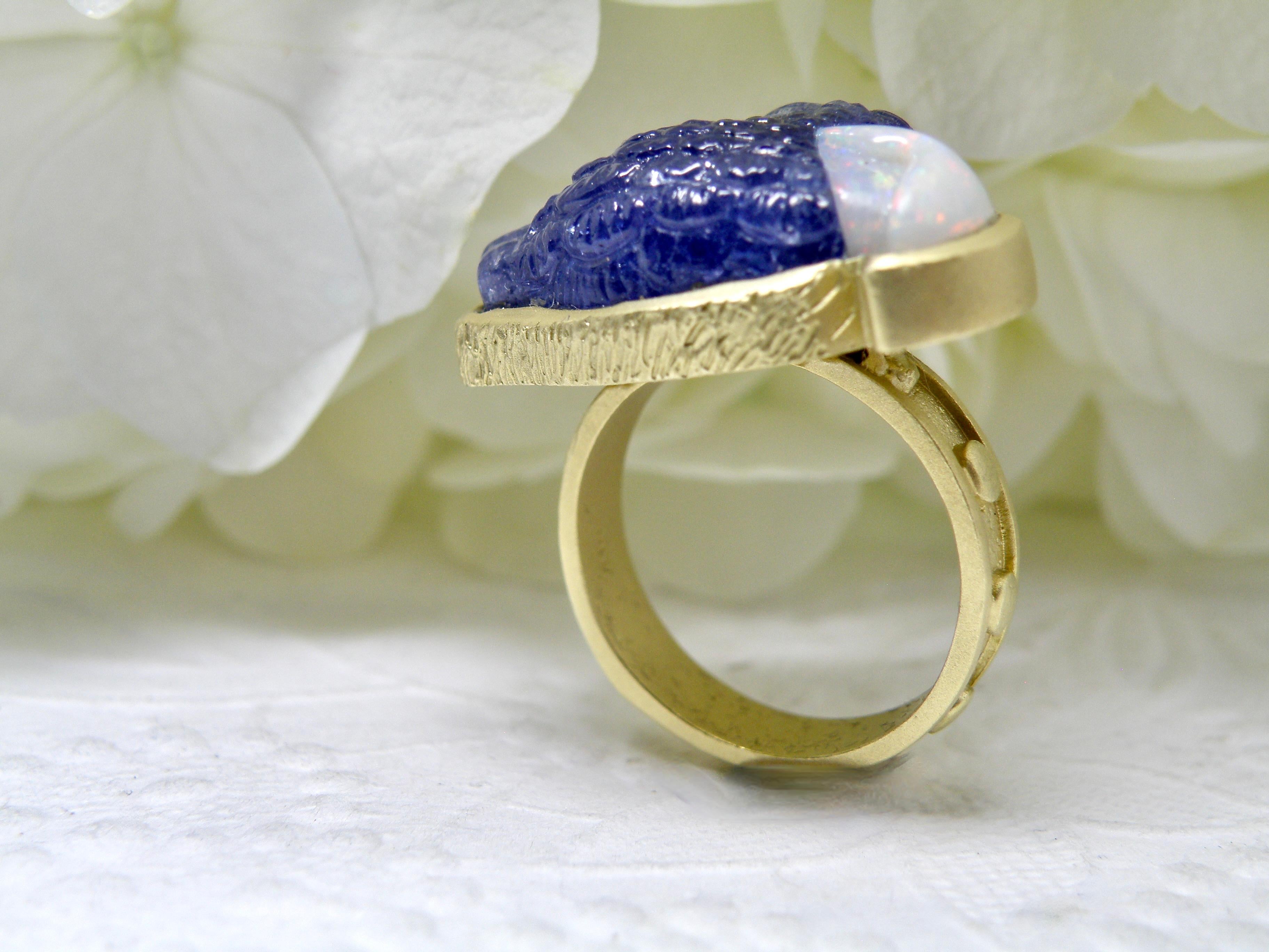 Anillo de tanzanita de 18 quilates. Loro tallado a mano con pico de ópalo Contemporáneo en venta