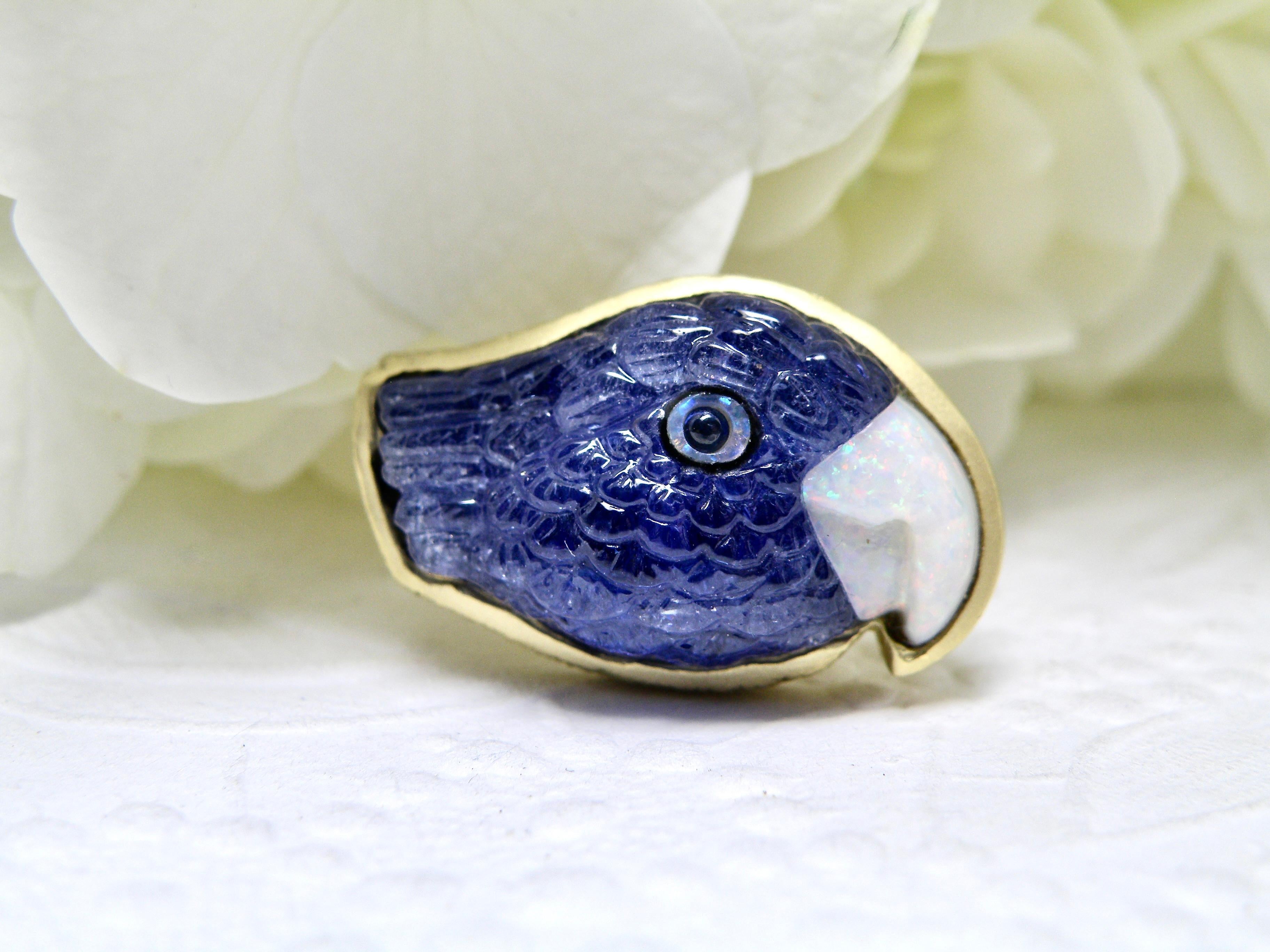 Anillo de tanzanita de 18 quilates. Loro tallado a mano con pico de ópalo en Nuevo estado para la venta en Cohasset, MA
