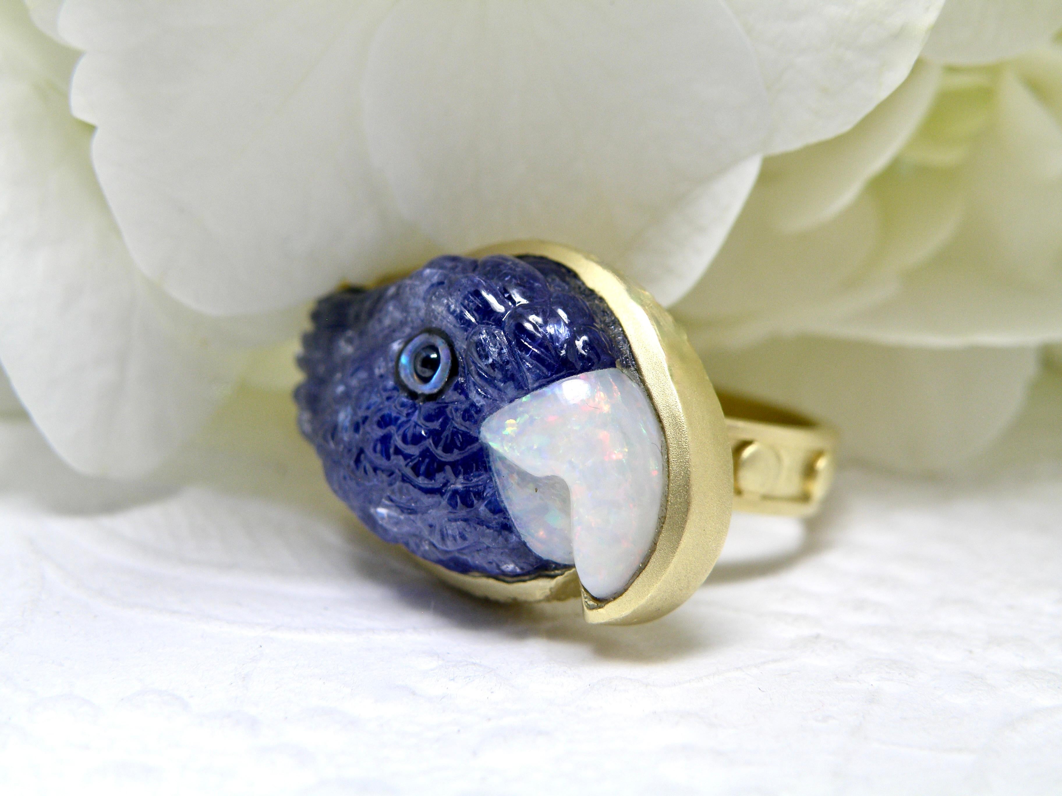 De las mujeres Anillo de tanzanita de 18 quilates. Loro tallado a mano con pico de ópalo en venta