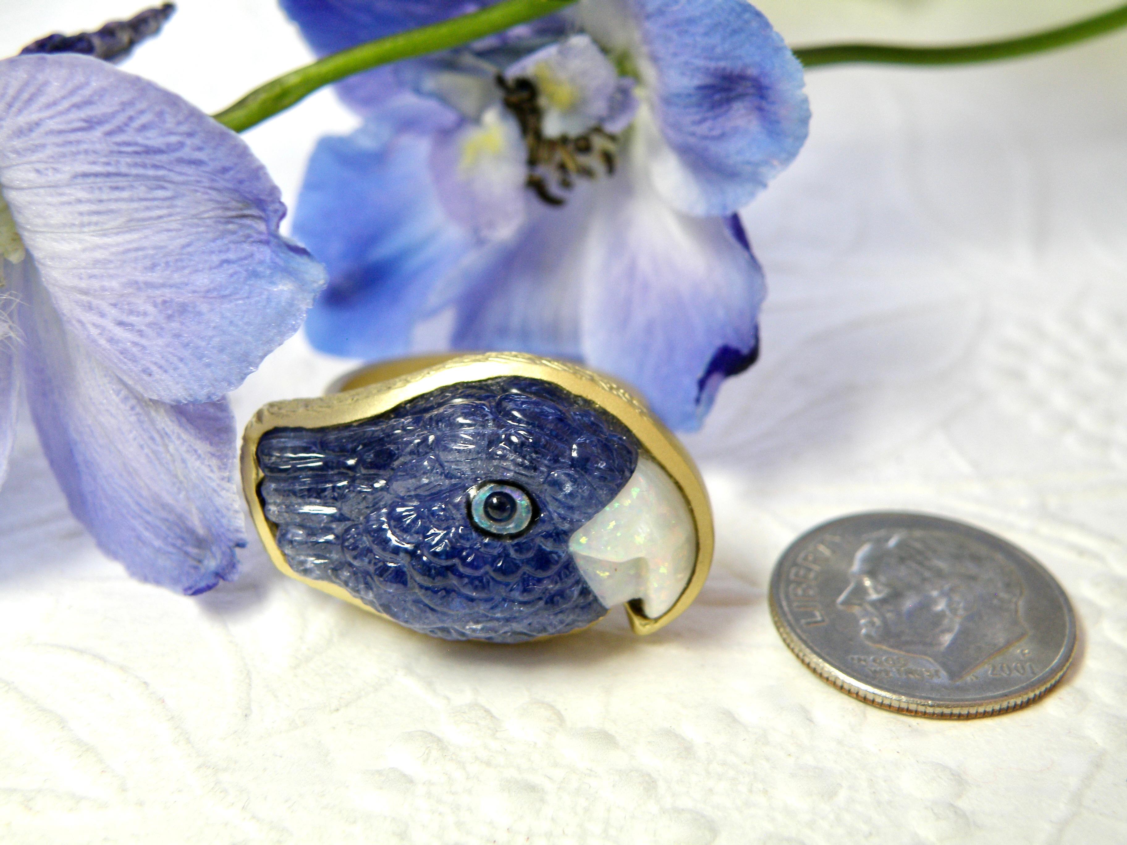 Anillo de tanzanita de 18 quilates. Loro tallado a mano con pico de ópalo en venta 1