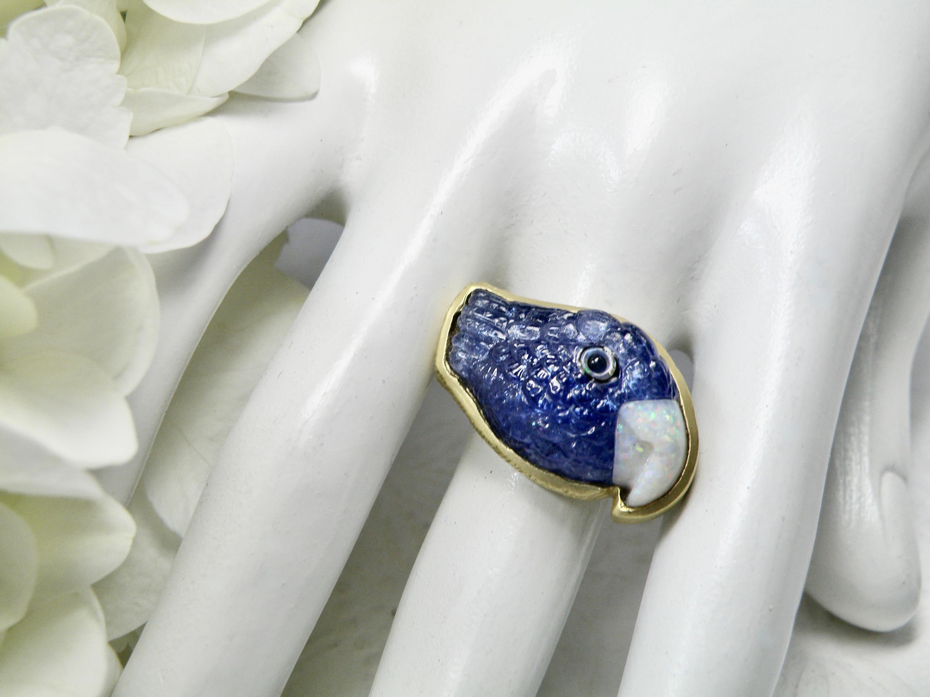 Anillo de tanzanita de 18 quilates. Loro tallado a mano con pico de ópalo en venta 2