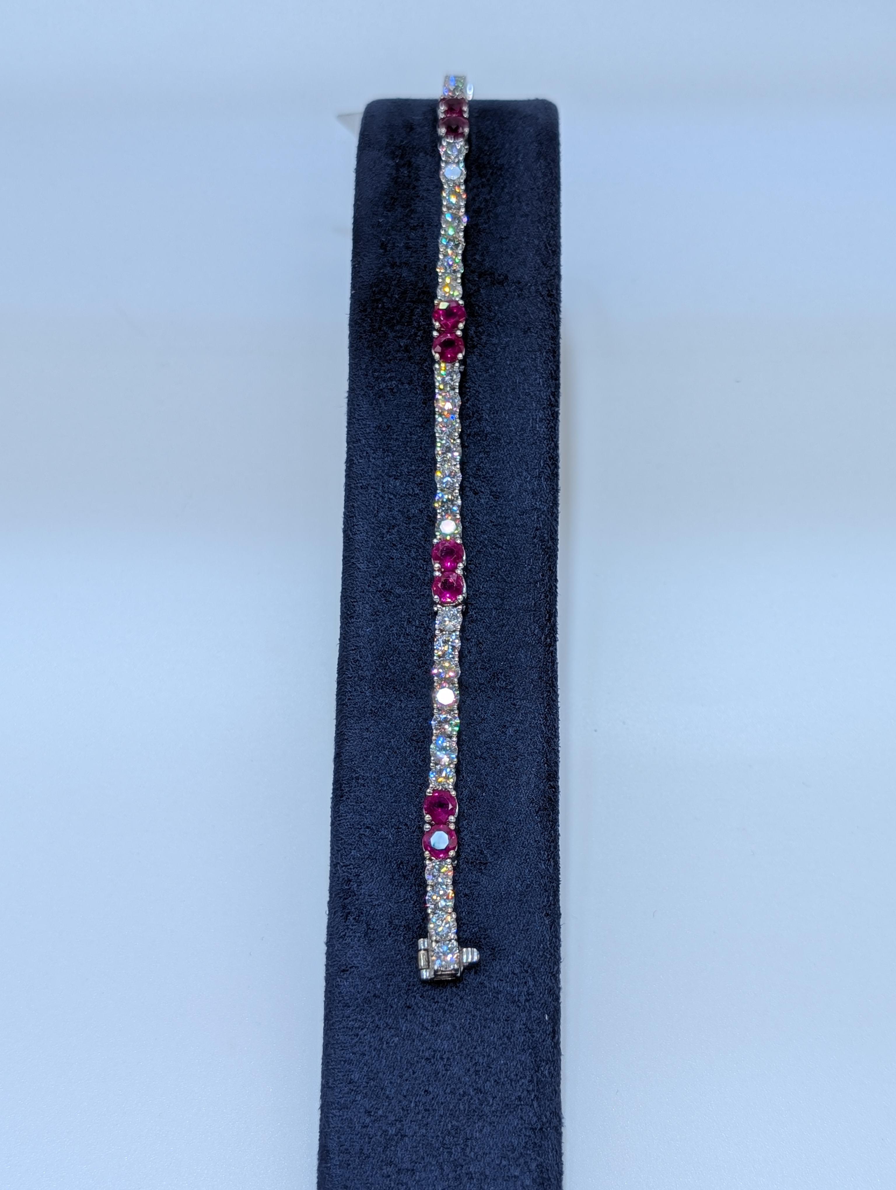 Questo elegante bracciale tennis in oro bianco 18 carati presenta una splendida combinazione di diamanti e rubini, creando un pezzo sofisticato e senza tempo. Il bracciale è impreziosito da 7 carati di diamanti abbaglianti, incastonati in un design
