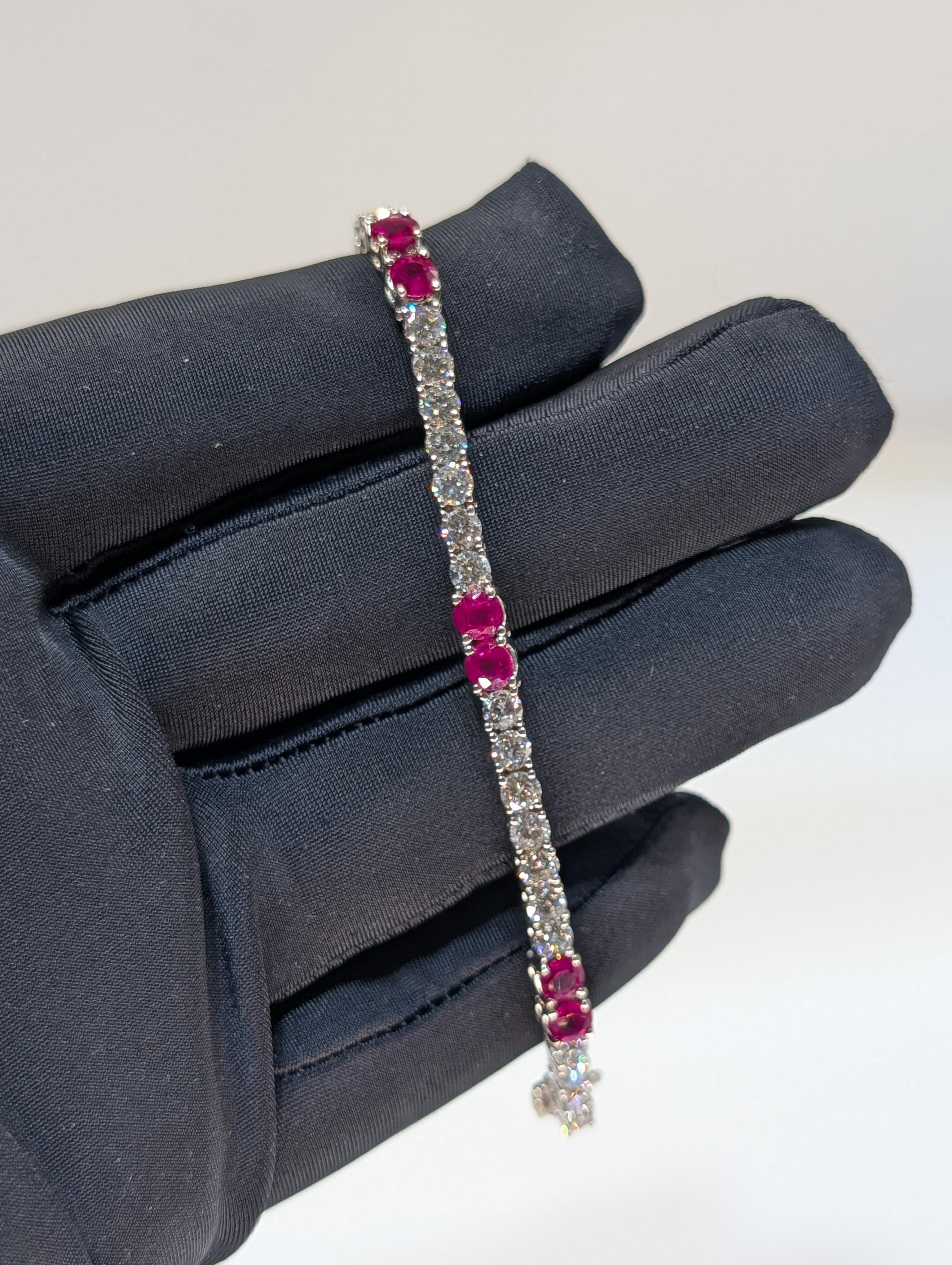 Taglio rotondo Bracciale Tennis 18k con 7,00ct di diamanti e 5,00ct di rubini in vendita