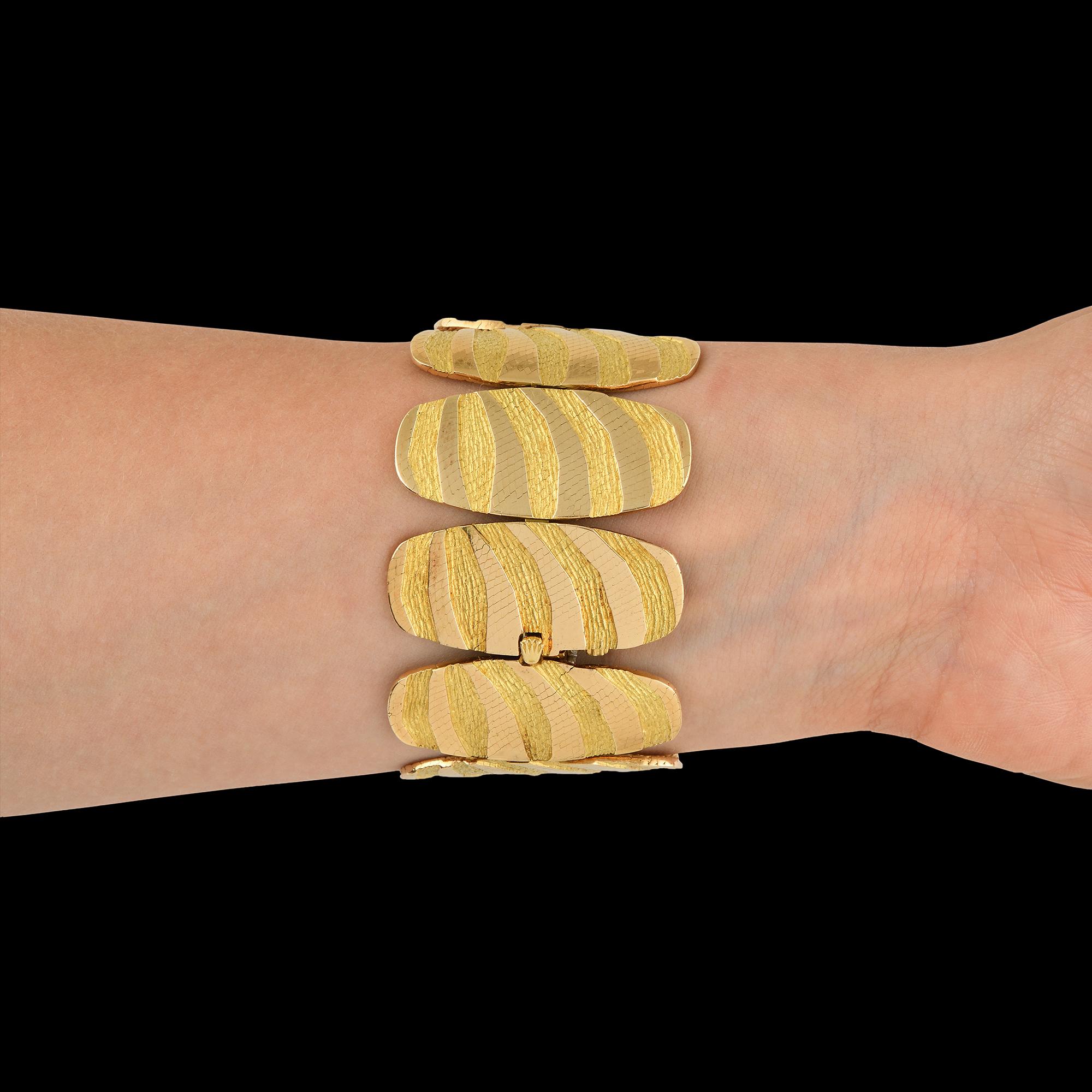 18k Textured Gold Optical Bracelet Watch by George Lenfant 1970s In Good Condition For Sale In PARIS, FR