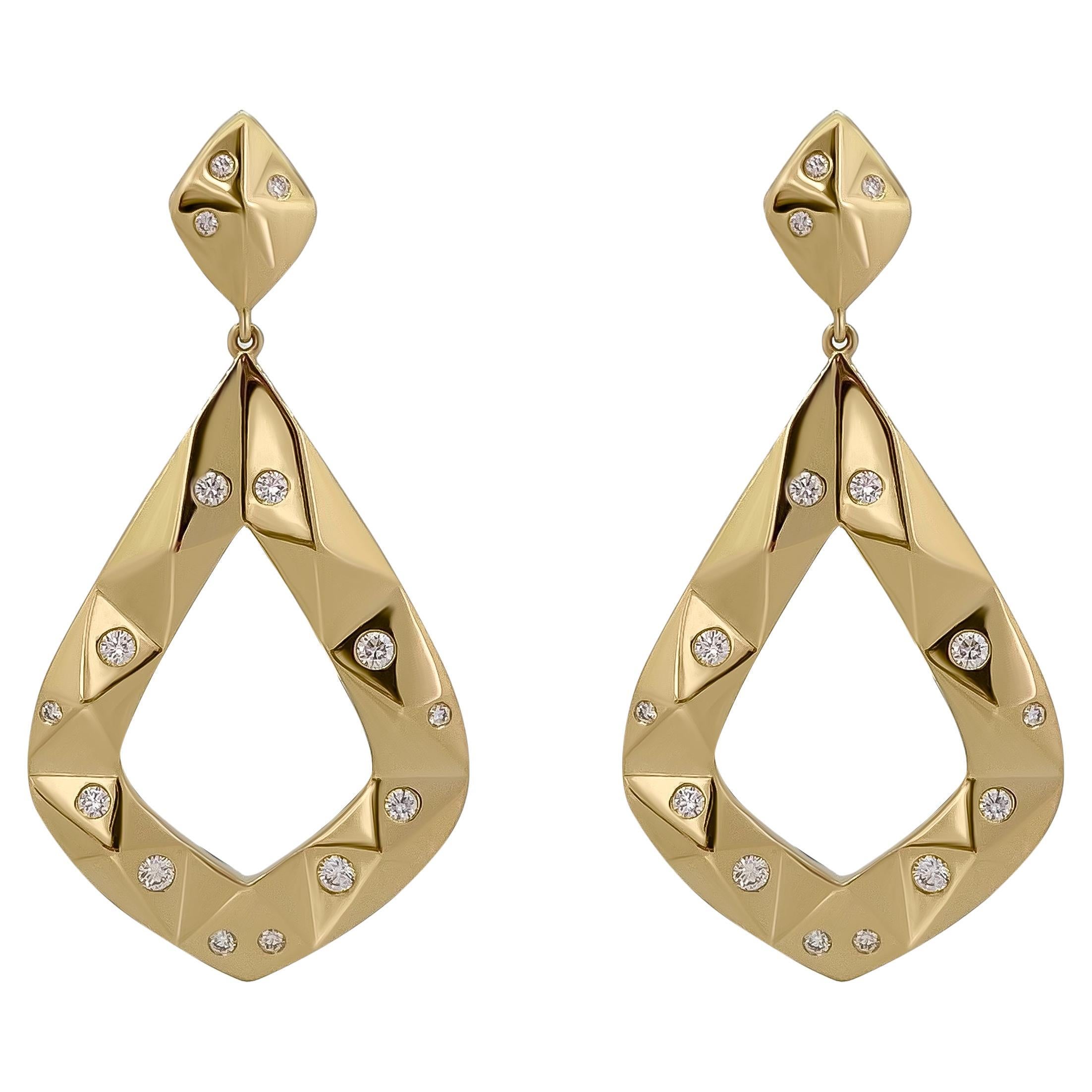 Boucles d'oreilles en or jaune texturé 18 carats avec diamants VVS éparpillés