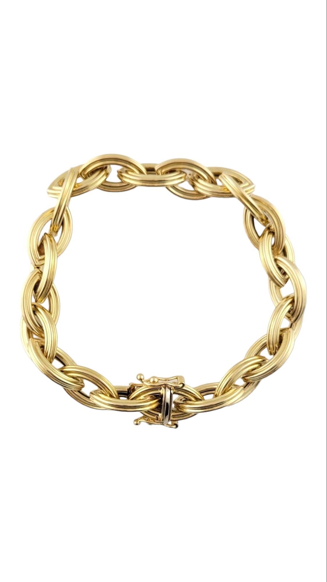 Vintage 18K yellow Gold Textured Link Bracelet

Gorgeous link bracelet crafted from 18K yellow gold!

Size: 6.5