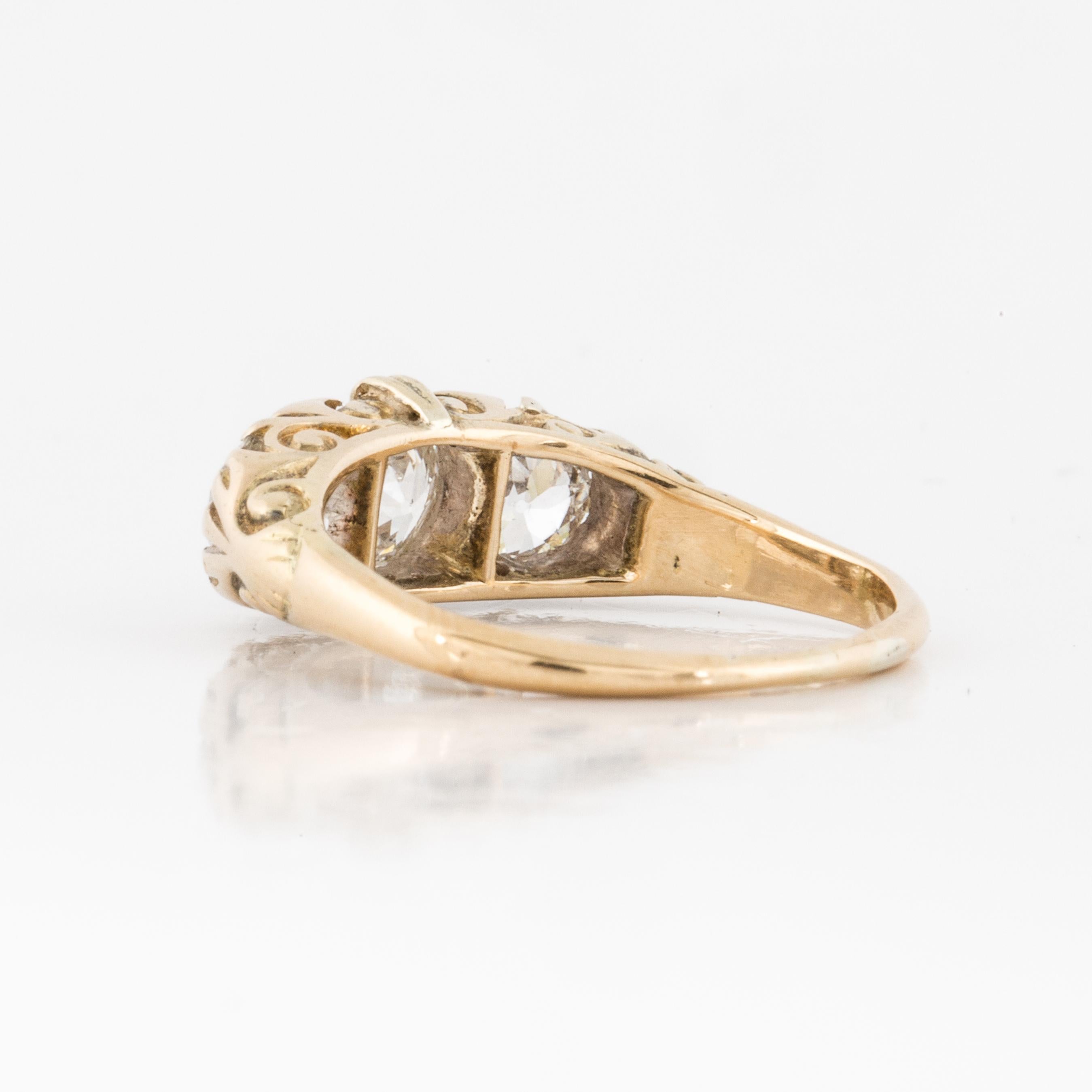 Victorian Three Diamond Ring in 18K Yellow Gold  In Good Condition For Sale In Houston, TX