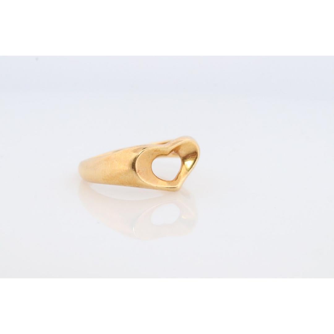 Vintage de los años 90
Talla: 7 1/2 US
Materiales: anillo de diamantes tiffany, anillo tiffany 18k, banda tiffany
Color de la gema: Incoloro
Color de la correa: Oro

Estilo: Minimalista

Banda de oro de 18 quilates de Tiffany & Co. Con matrícula