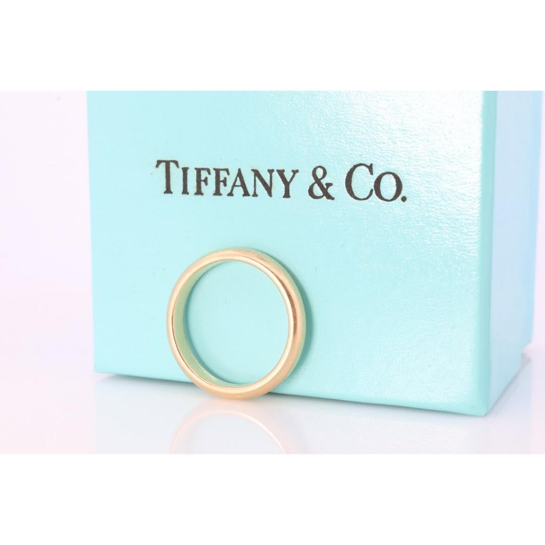18k Tiffany and Co. band. 18k Tiffany Company wedding band. Comfort Fit Vintage In Good Condition In Port Charlotte, FL