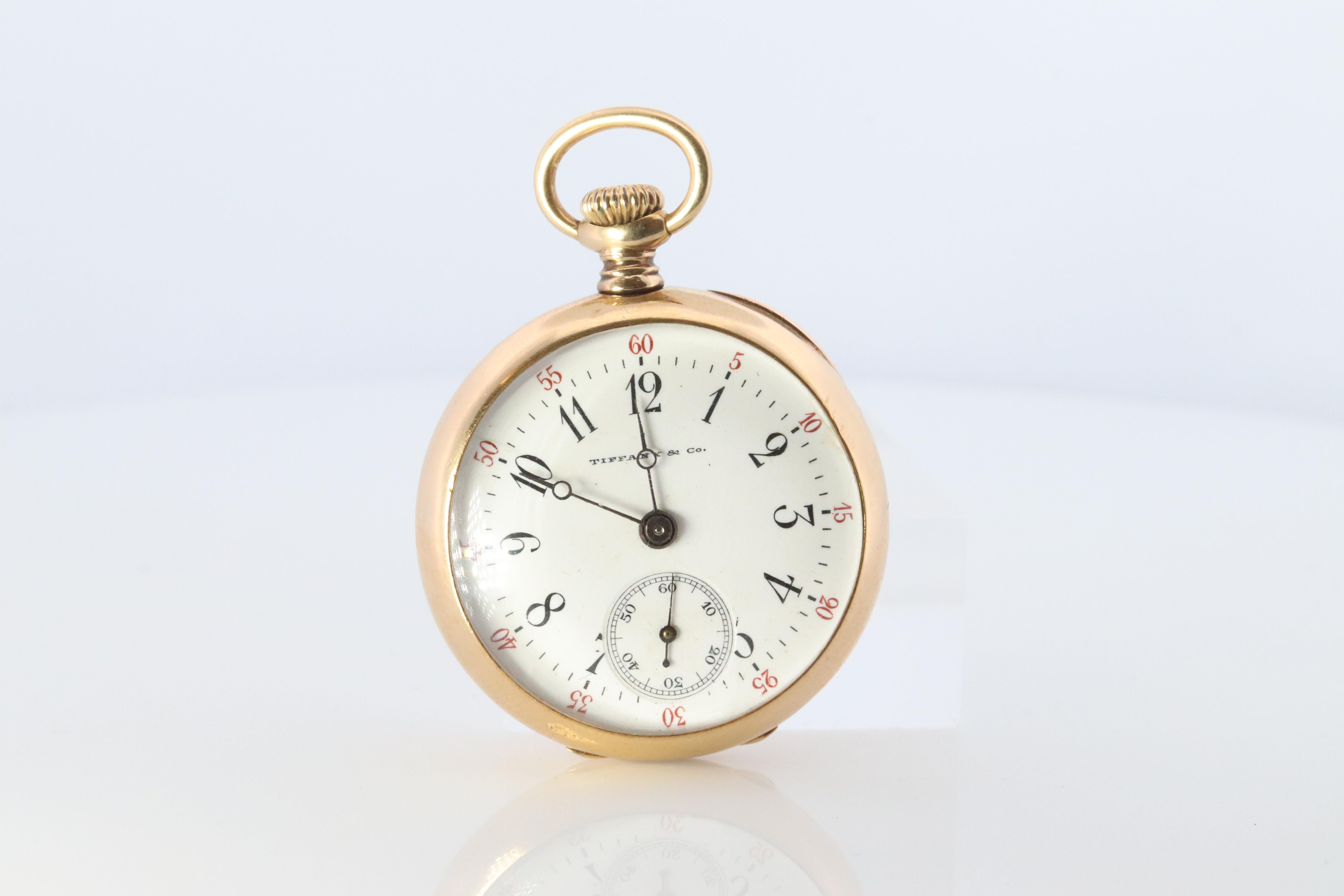 Antico orologio da tasca Tiffany & Co.

Cassa in oro giallo 18k
Cassa rotonda da 30 mm.

Per vedere il movimento, guarda le immagini.

Condit: Si muove e fa ticchettii. La lancetta dei secondi si muove senza problemi.

Dettagli:
Cassa da 30 mm per