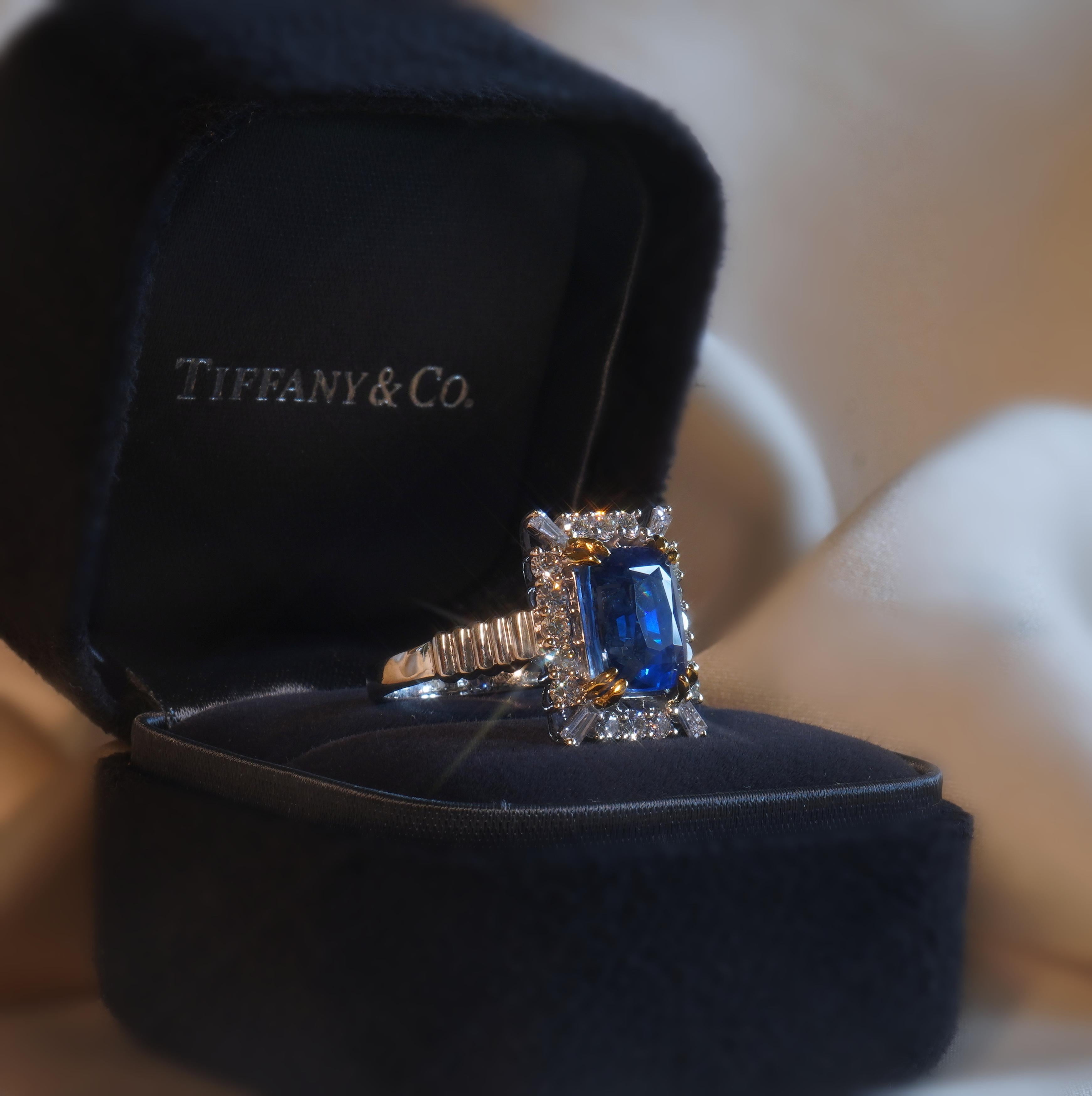 Anillo de diamantes zafiro Tiffany & Co. de 18 quilates GIA Vintage sin calentar VS Fino 6,12 quilates Corte cojín en venta