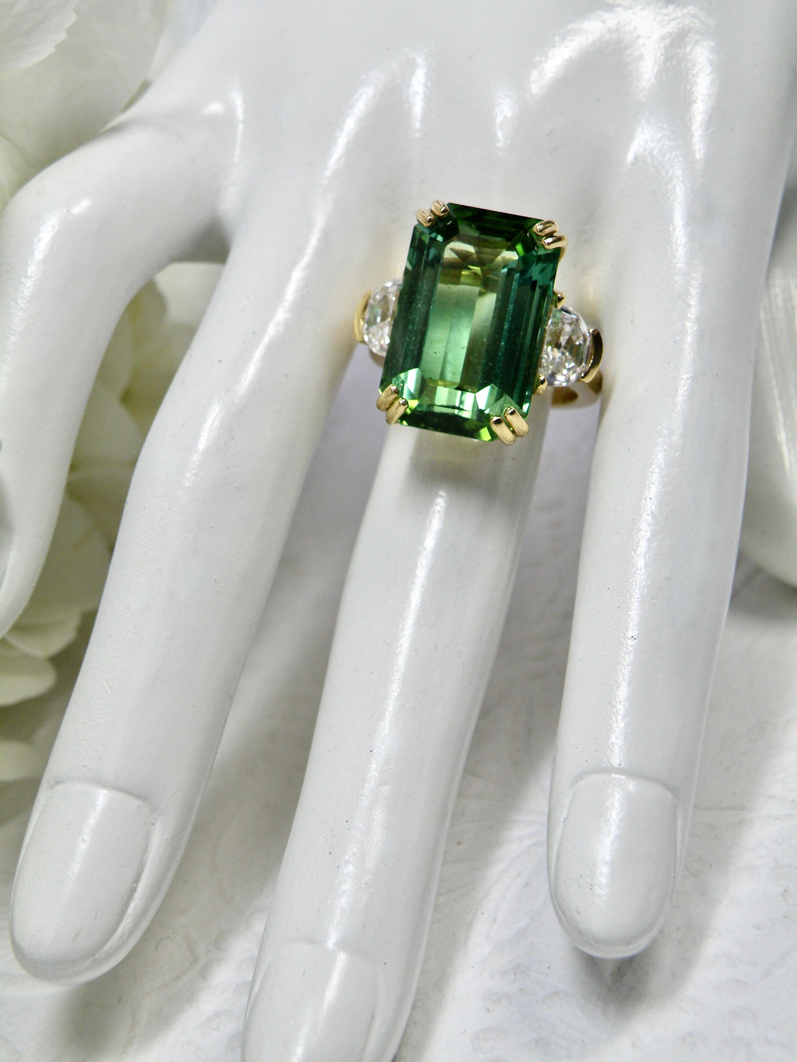 18k Turmalinring mit 2 im Labor gezüchteten Diamanten (Zeitgenössisch) im Angebot