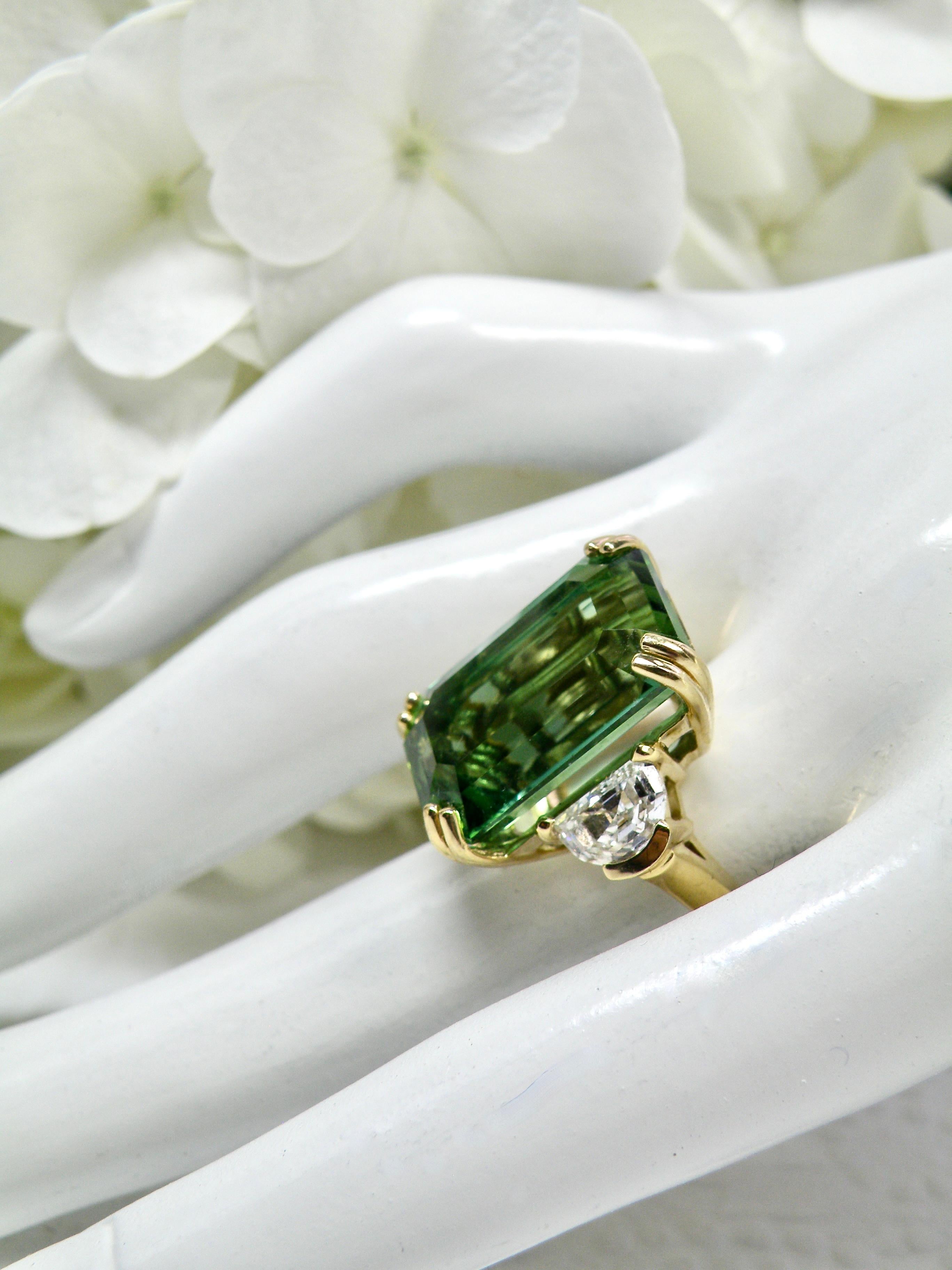18k Turmalinring mit 2 im Labor gezüchteten Diamanten im Zustand „Neu“ im Angebot in Cohasset, MA