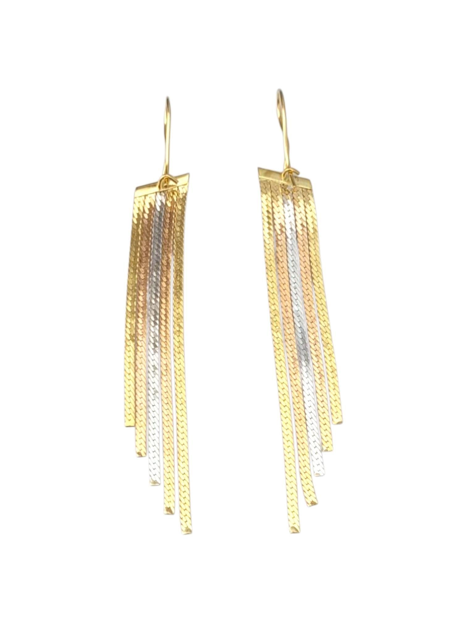 Pendientes de borla en espiga de oro tricolor de 18 quilates

Estos pendientes de espiga presentan un elegante diseño tejido que crea un aspecto suave y fluido. Con su llamativa textura y acabado pulido, añaden un toque de elegancia y modernidad a