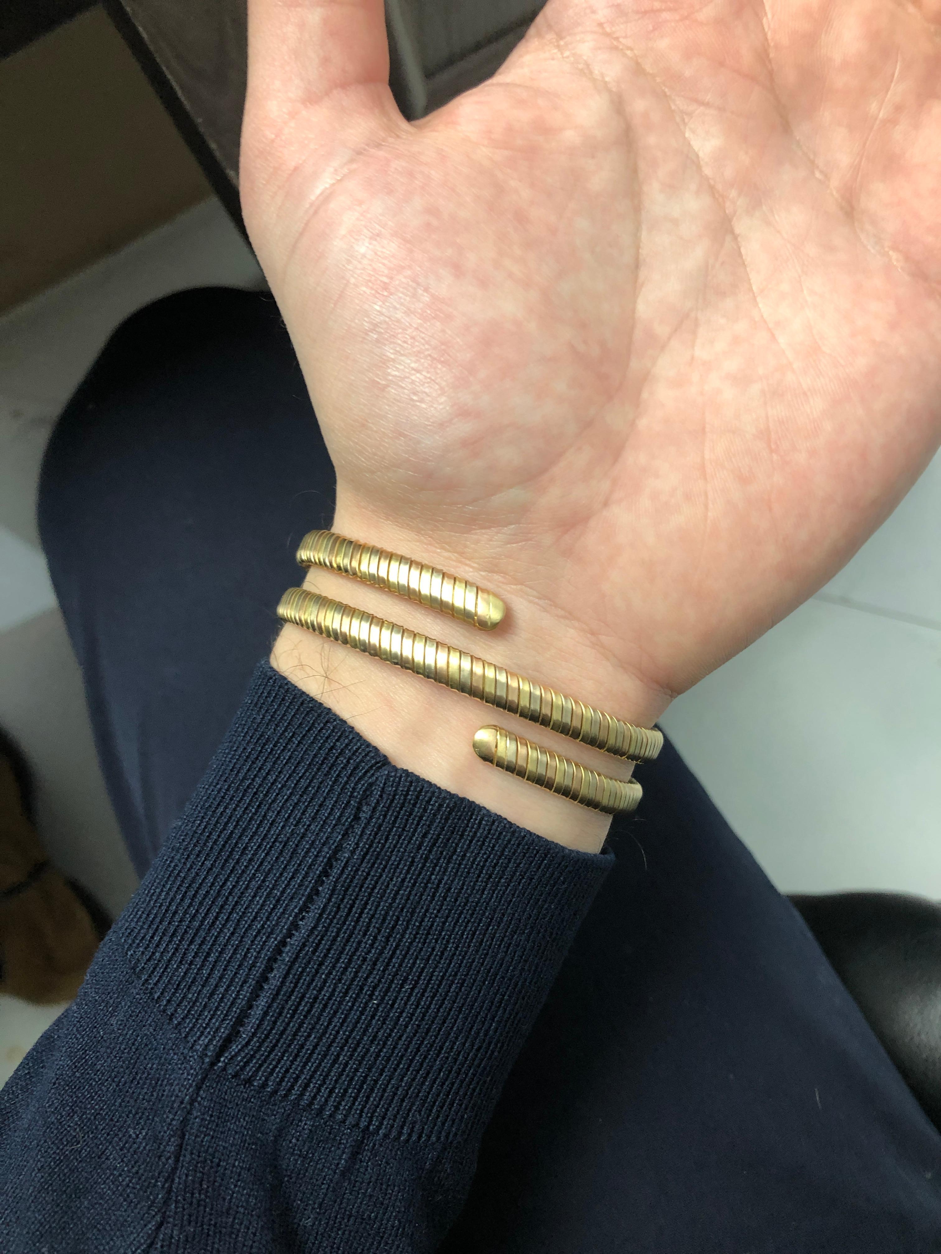 18 Karat Tri-Color Gold Spiral Bangle Bracelet In Good Condition For Sale In New York, NY