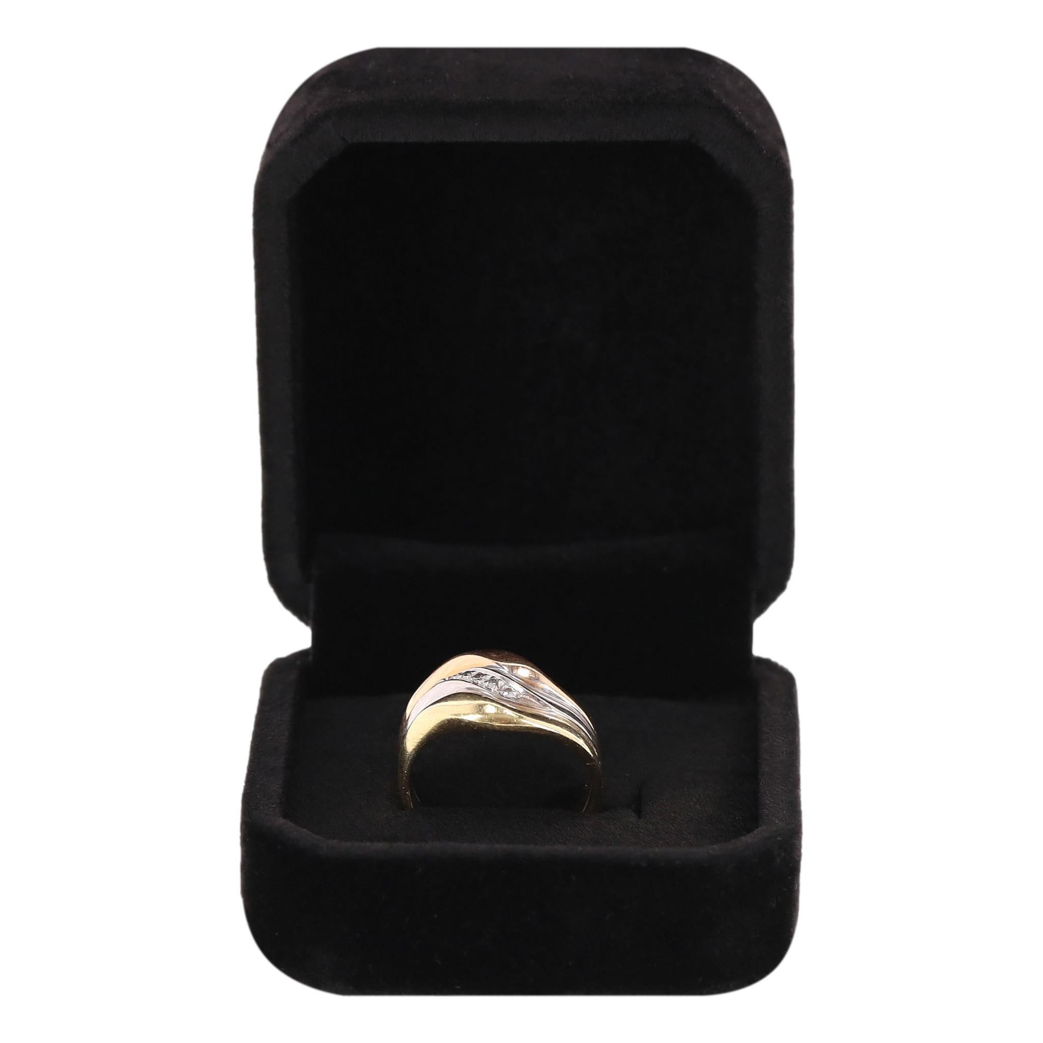 Round Cut 18k Tri-Colour Yellow, White & Rose Gold Diamond Ring For Sale