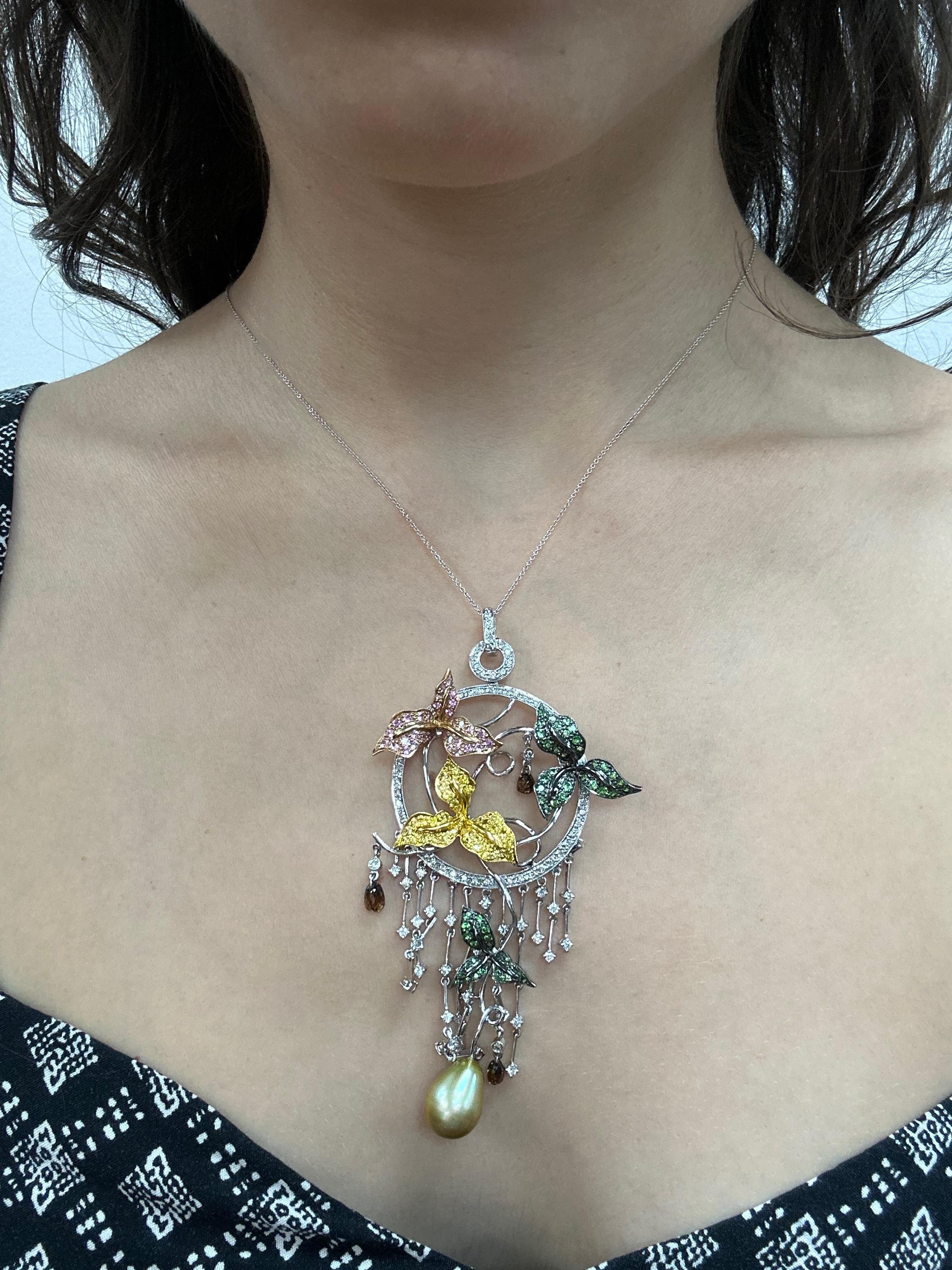 Collier en or tricolore 18K à pendentifs en diamants blancs et bruns et saphirs multiples Bon état - En vente à New York, NY