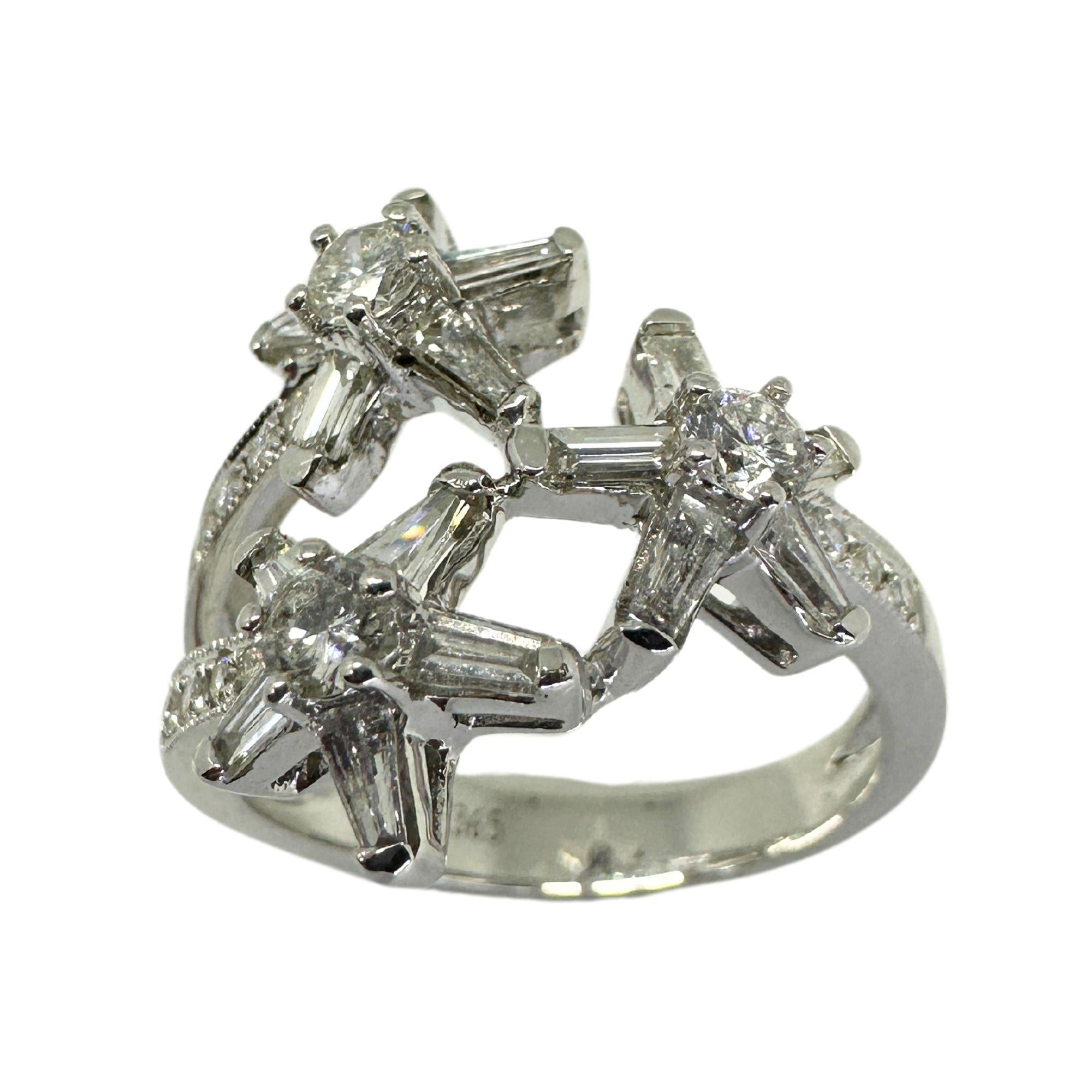 18k Trillion Cut Diamond Ring with Star Design In Good Condition For Sale In New York, NY