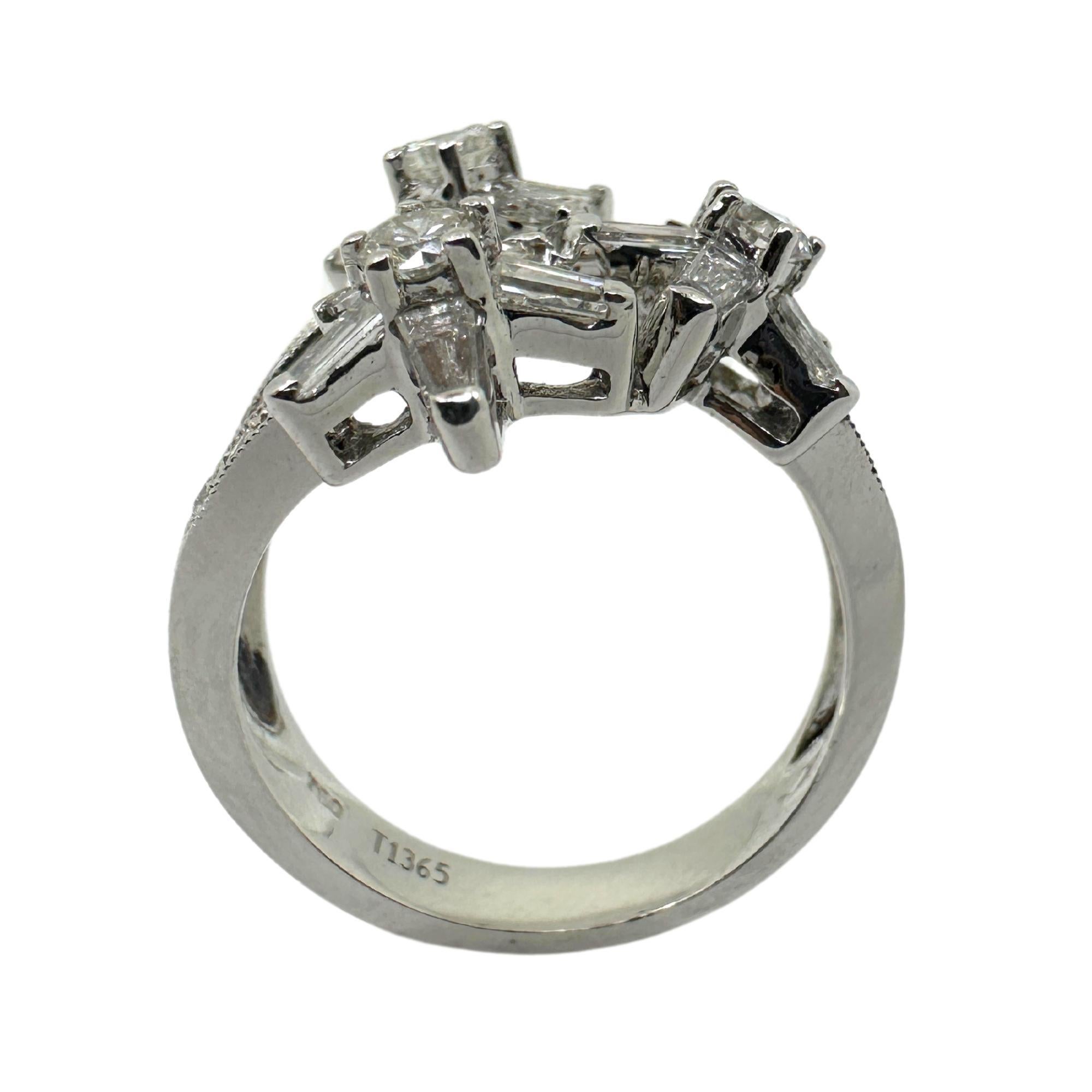 18k Trillion Cut Diamond Ring with Star Design For Sale 2