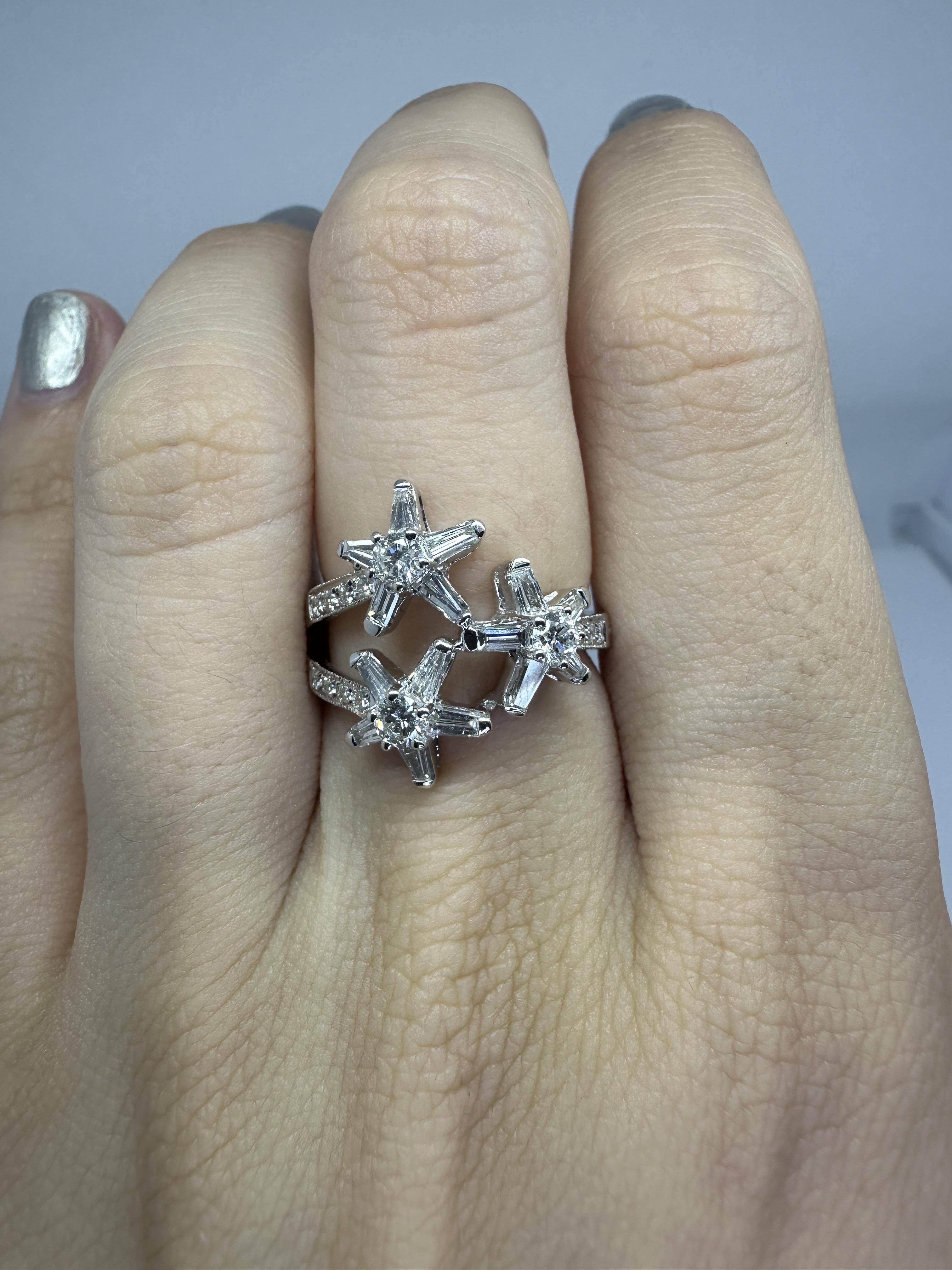 18k Trillion Cut Diamond Ring with Star Design For Sale 5
