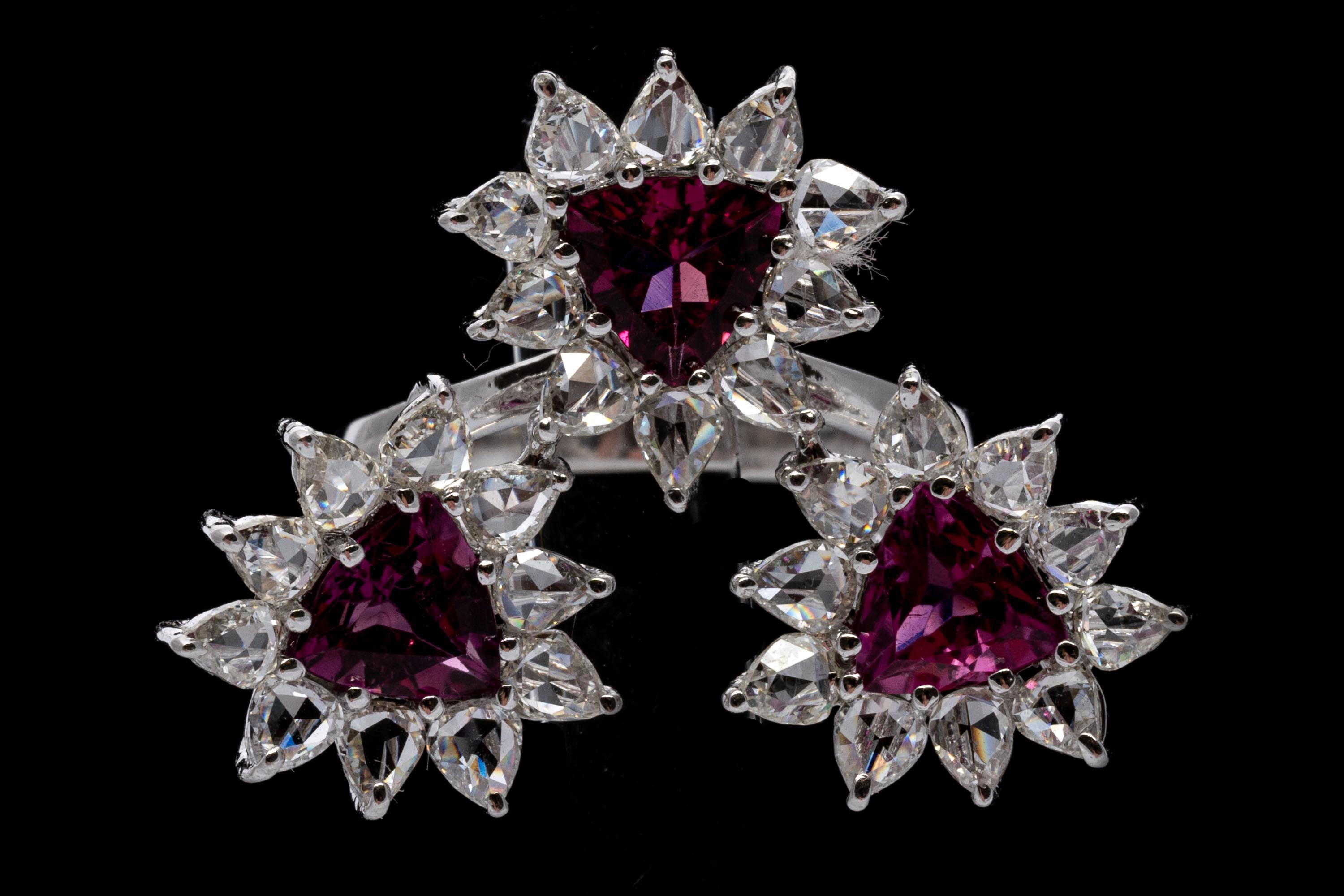 Bague à fleur en tourmaline rose trillion et diamants taille poire rose 18 carats en vente 2