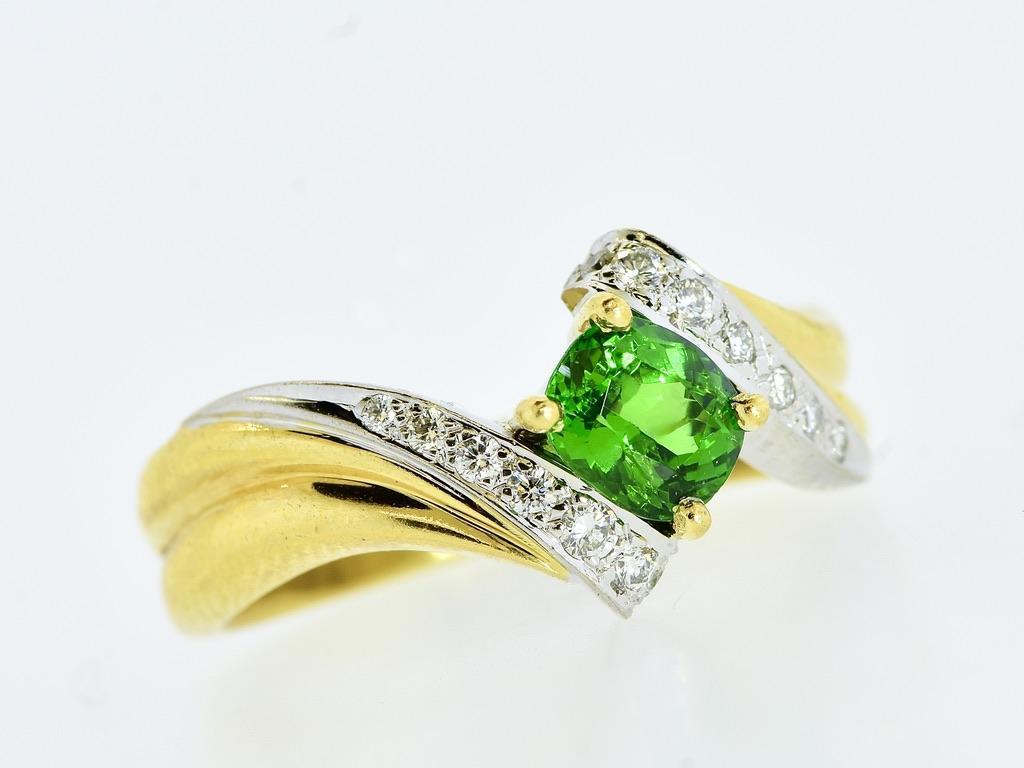 18K, Tsavorite and Diamond Vintage Ring In Excellent Condition For Sale In Aspen, CO