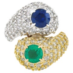 Anello da cocktail bypass a forma di serpente in oro TT 18k con zaffiri e smeraldi per un totale di 5,9 carati e diamanti fancy
