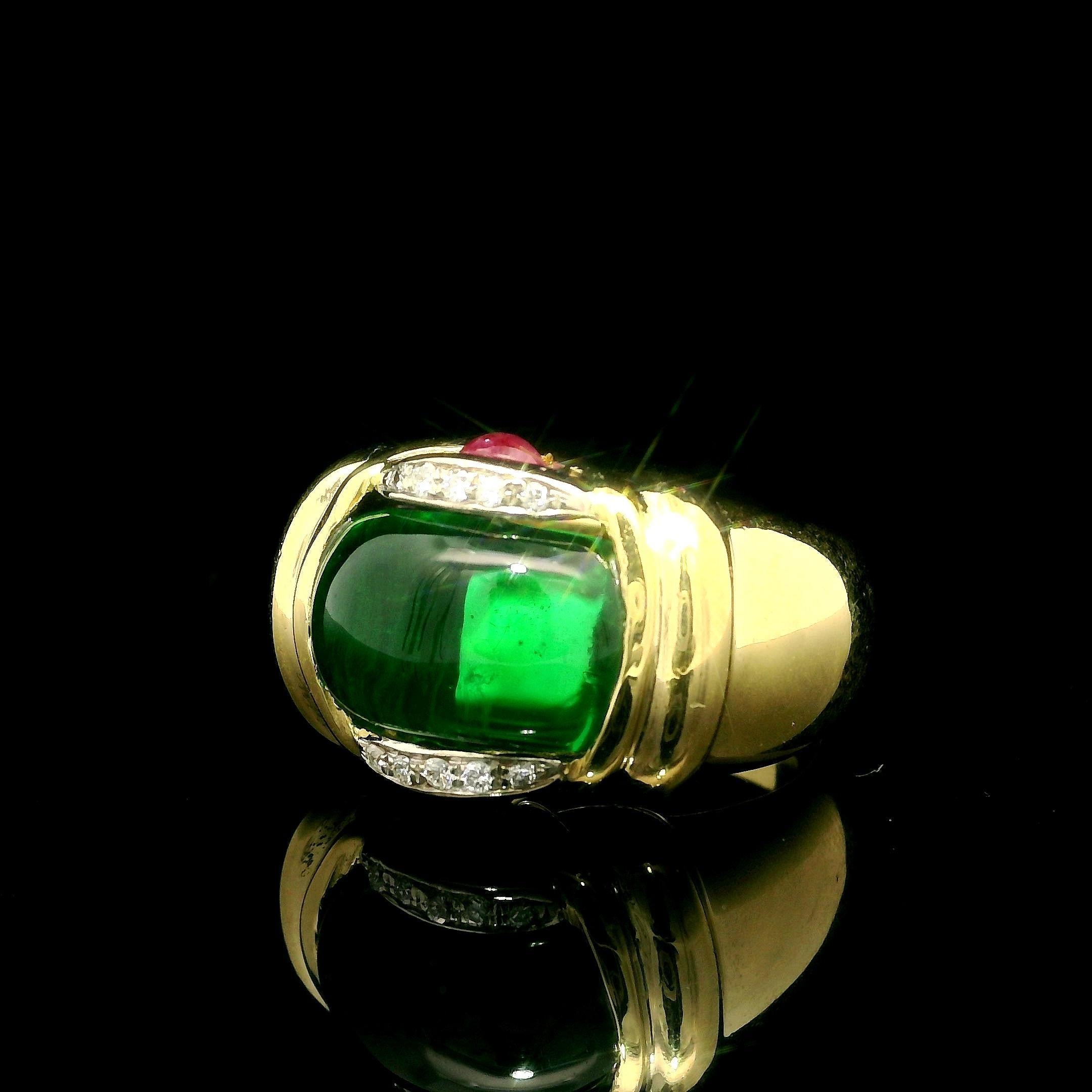 Taille ronde Bracelet large en or 18k TT poli, pierre verte cabochon, pierre rouge et diamant en vente