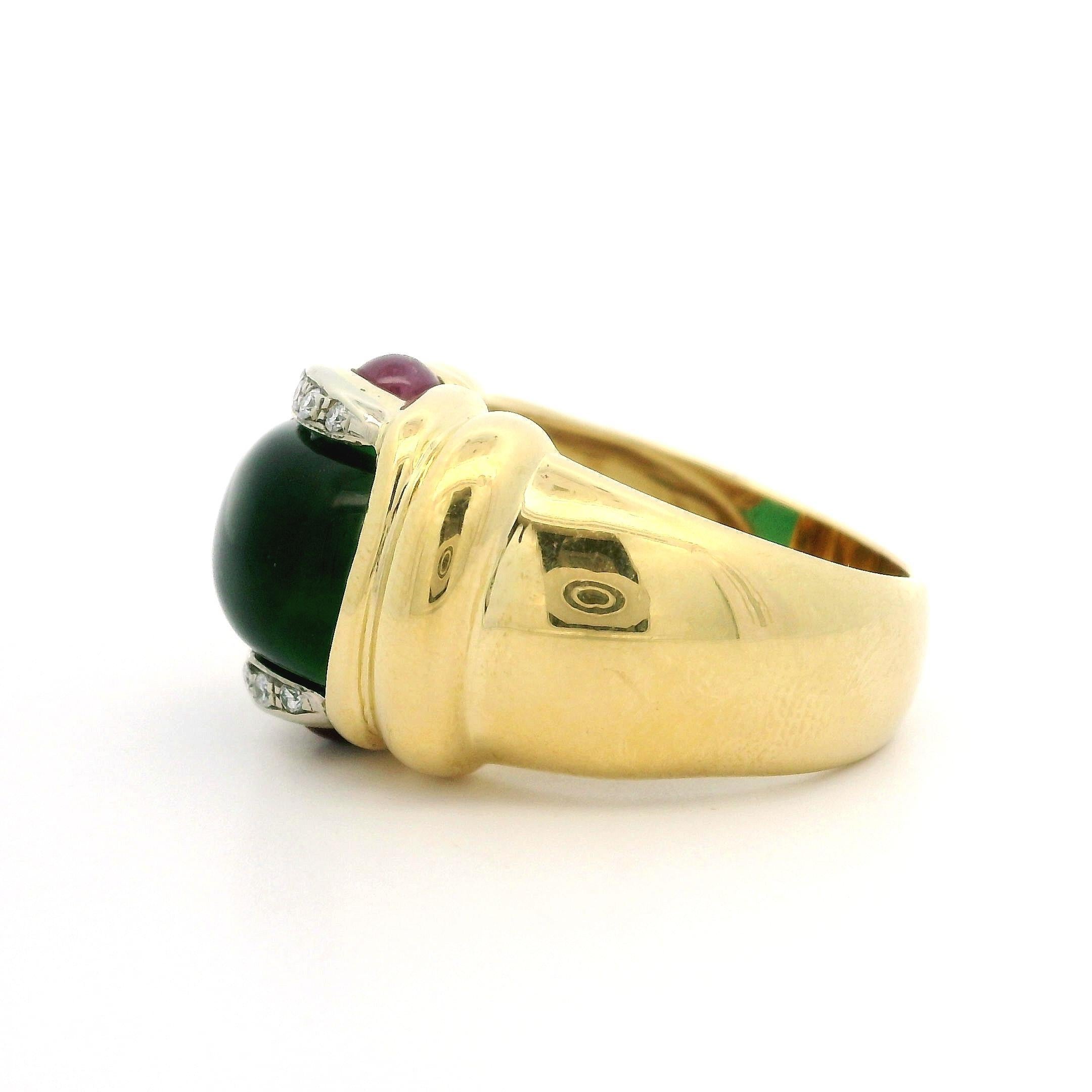 Bracelet large en or 18k TT poli, pierre verte cabochon, pierre rouge et diamant Bon état - En vente à Montclair, NJ