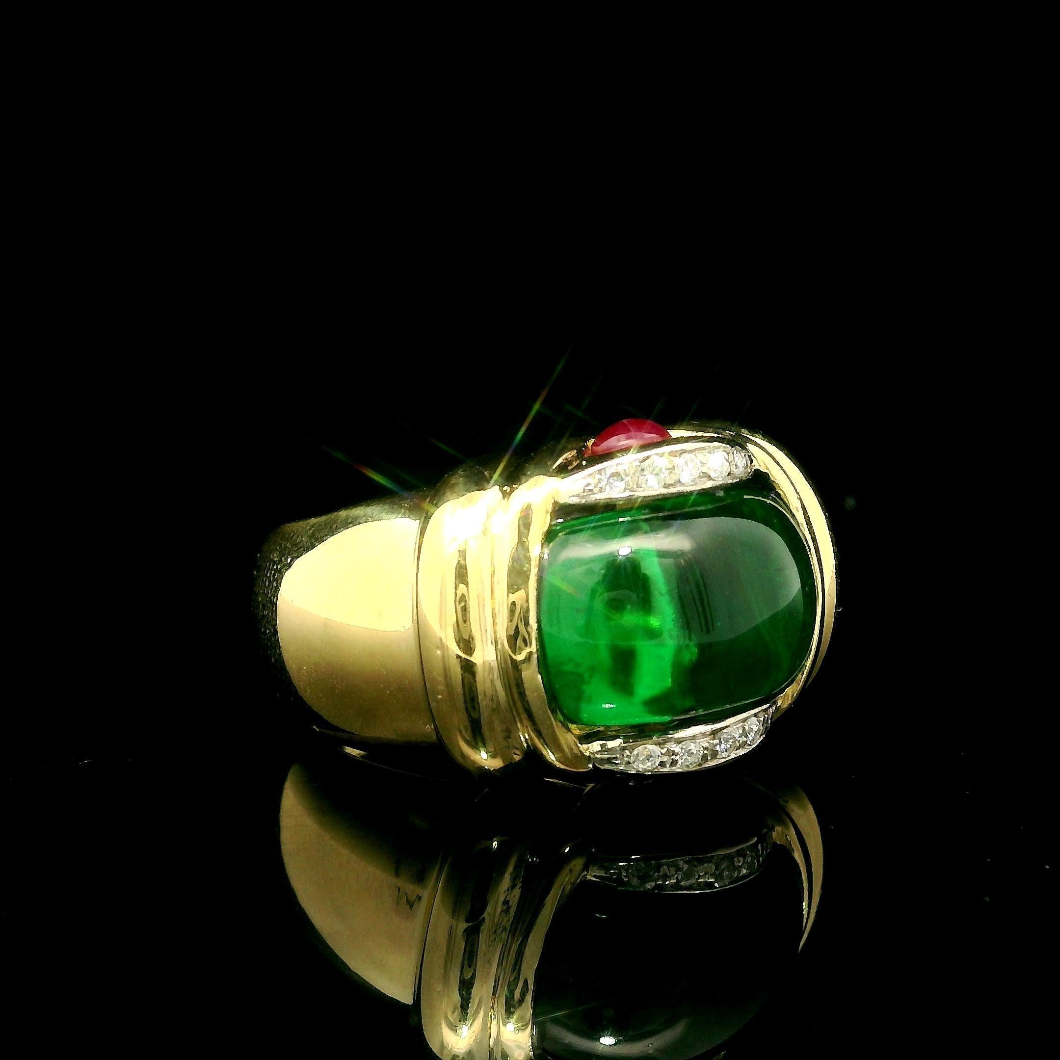 Bracelet large en or 18k TT poli, pierre verte cabochon, pierre rouge et diamant en vente 2