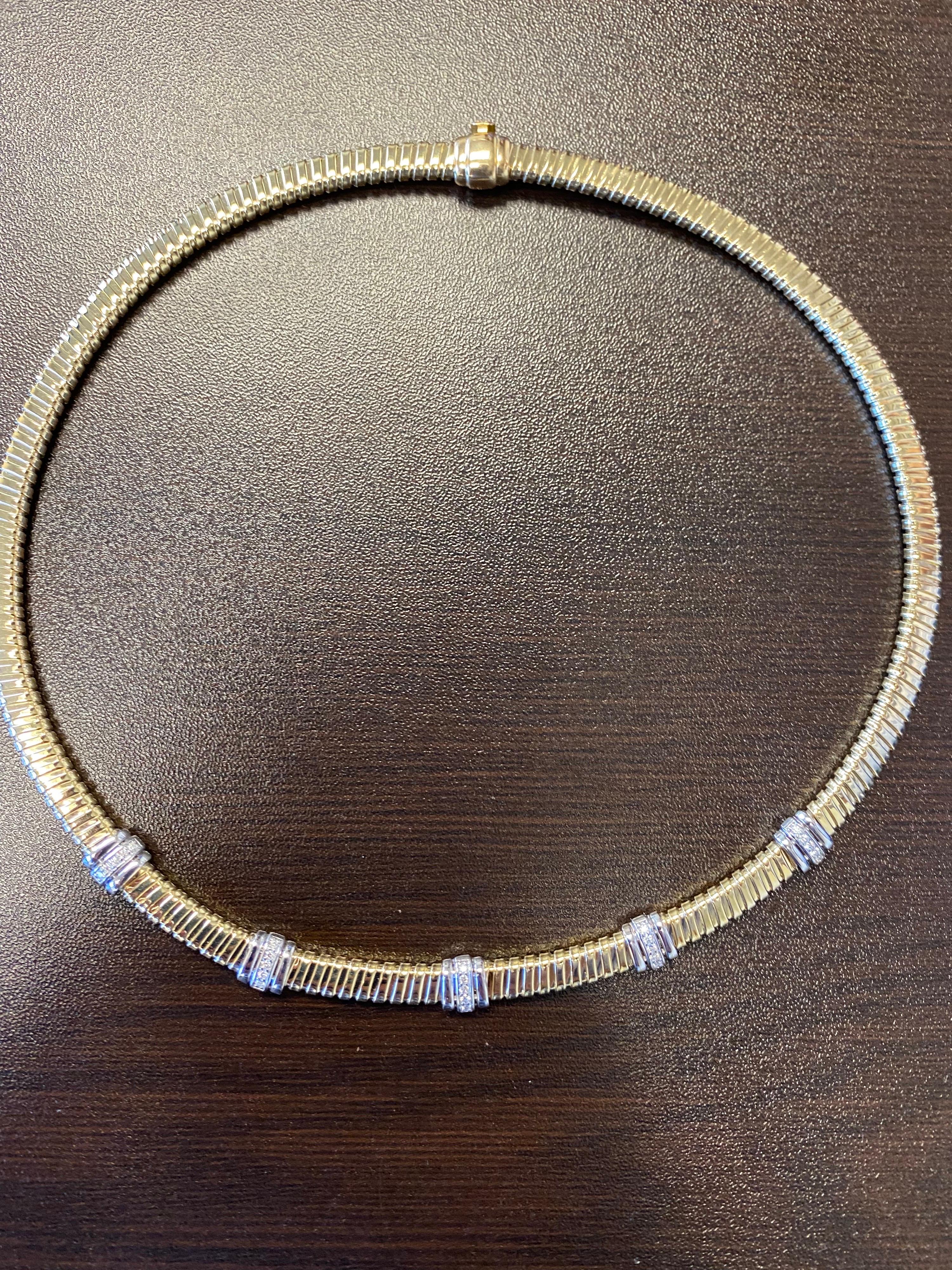 Tubogas-Diamant-Halskette aus 18 Karat Gelbgold. Der Armreif wird in Italien hergestellt. Das Gesamtkaratgewicht beträgt 0,25 Karat, jeder Stein wiegt 0,01 Karat, besetzt mit 25 Steinen. Die Farbe der Steine ist G, die Reinheit ist SI. Die Halskette