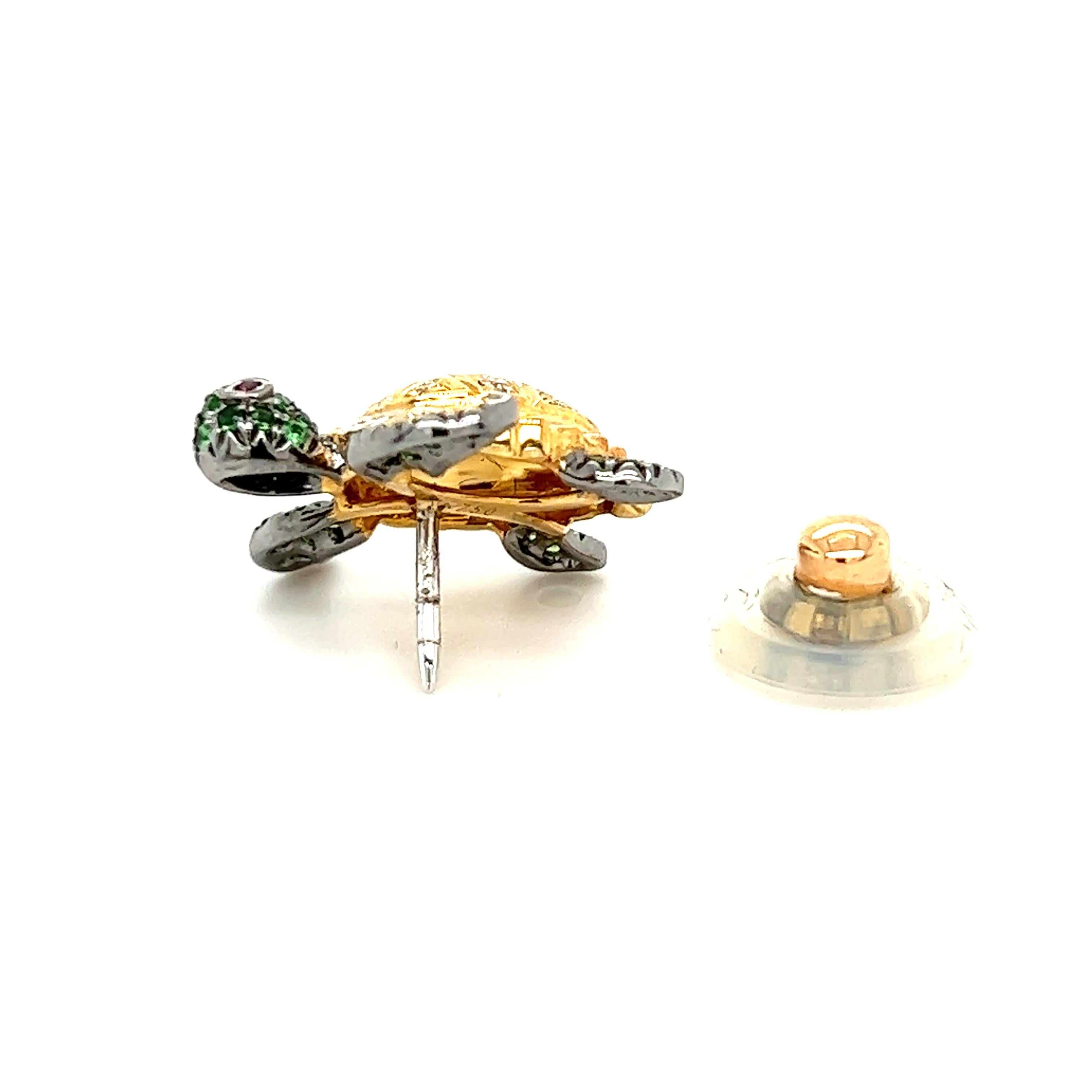 18K Turtle Mixed Colored Diamond and Green Garnet Brooch In New Condition For Sale In Hong Kong, HK