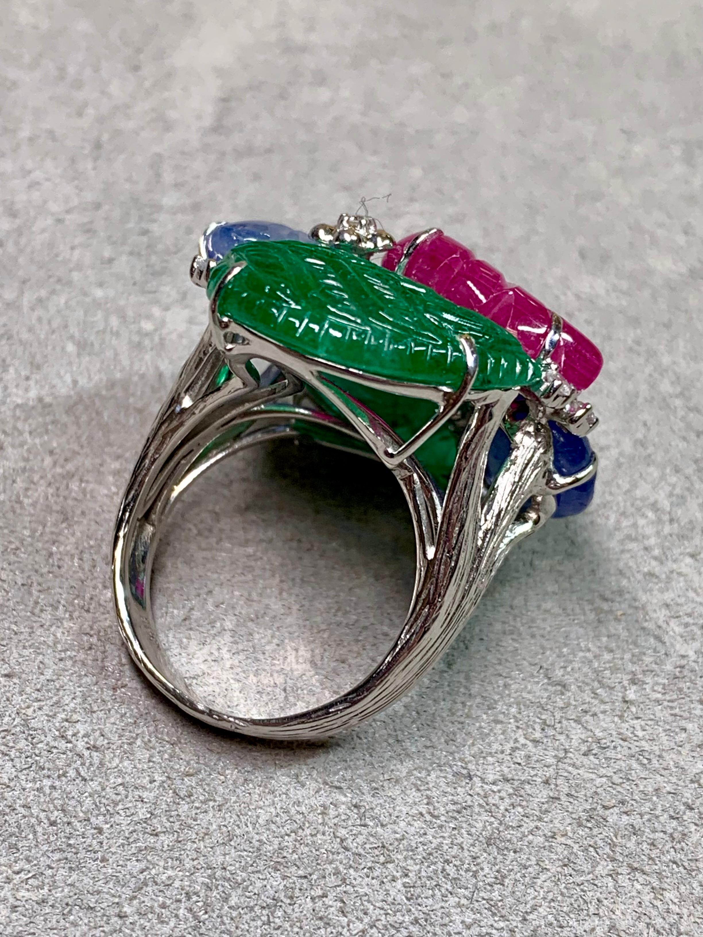 18K Tutti Frutti geschnitzt Rubin Saphir Smaragd Diamant Blatt Cocktail Ring 23ctw (Art déco) im Angebot