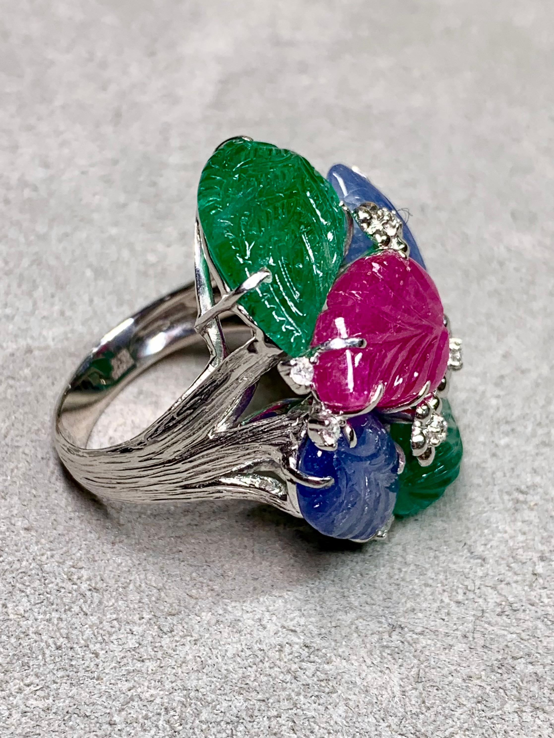 18K Tutti Frutti geschnitzt Rubin Saphir Smaragd Diamant Blatt Cocktail Ring 23ctw (Ungeschliffen) im Angebot
