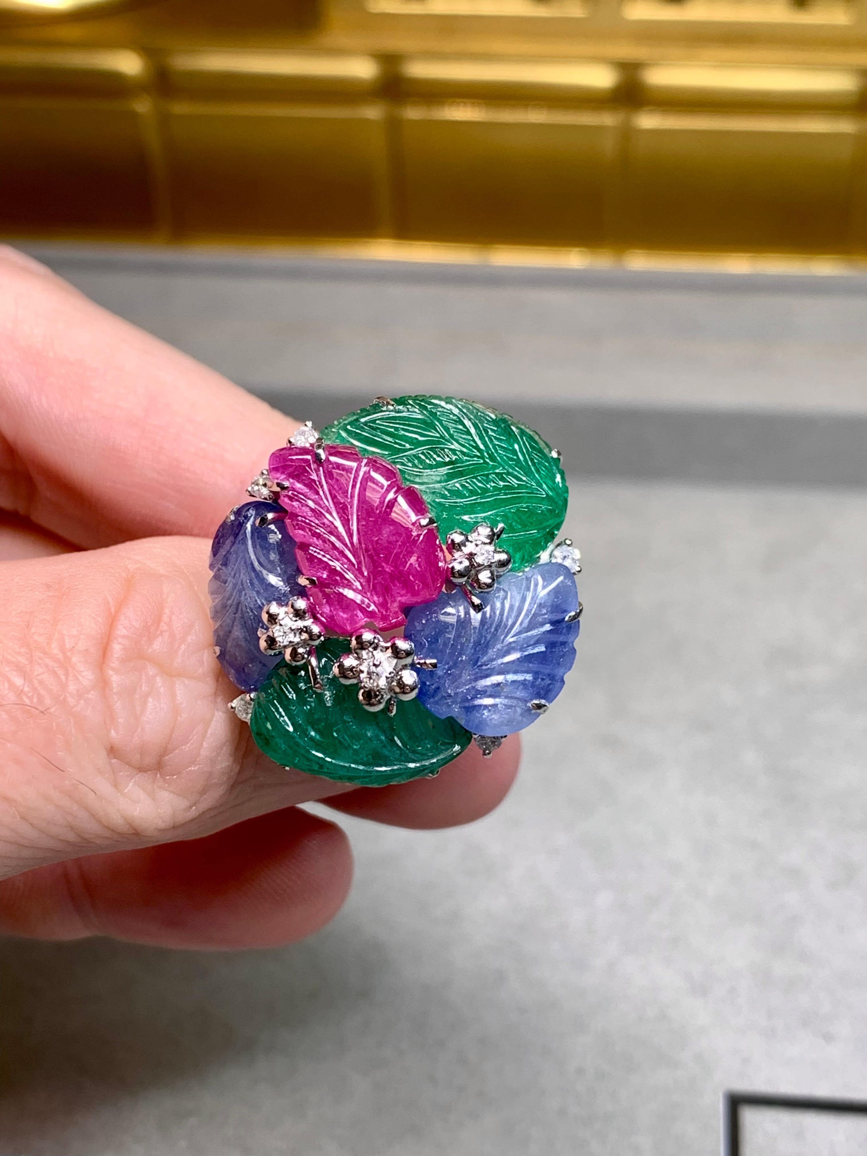18K Tutti Frutti geschnitzt Rubin Saphir Smaragd Diamant Blatt Cocktail Ring 23ctw für Damen oder Herren im Angebot