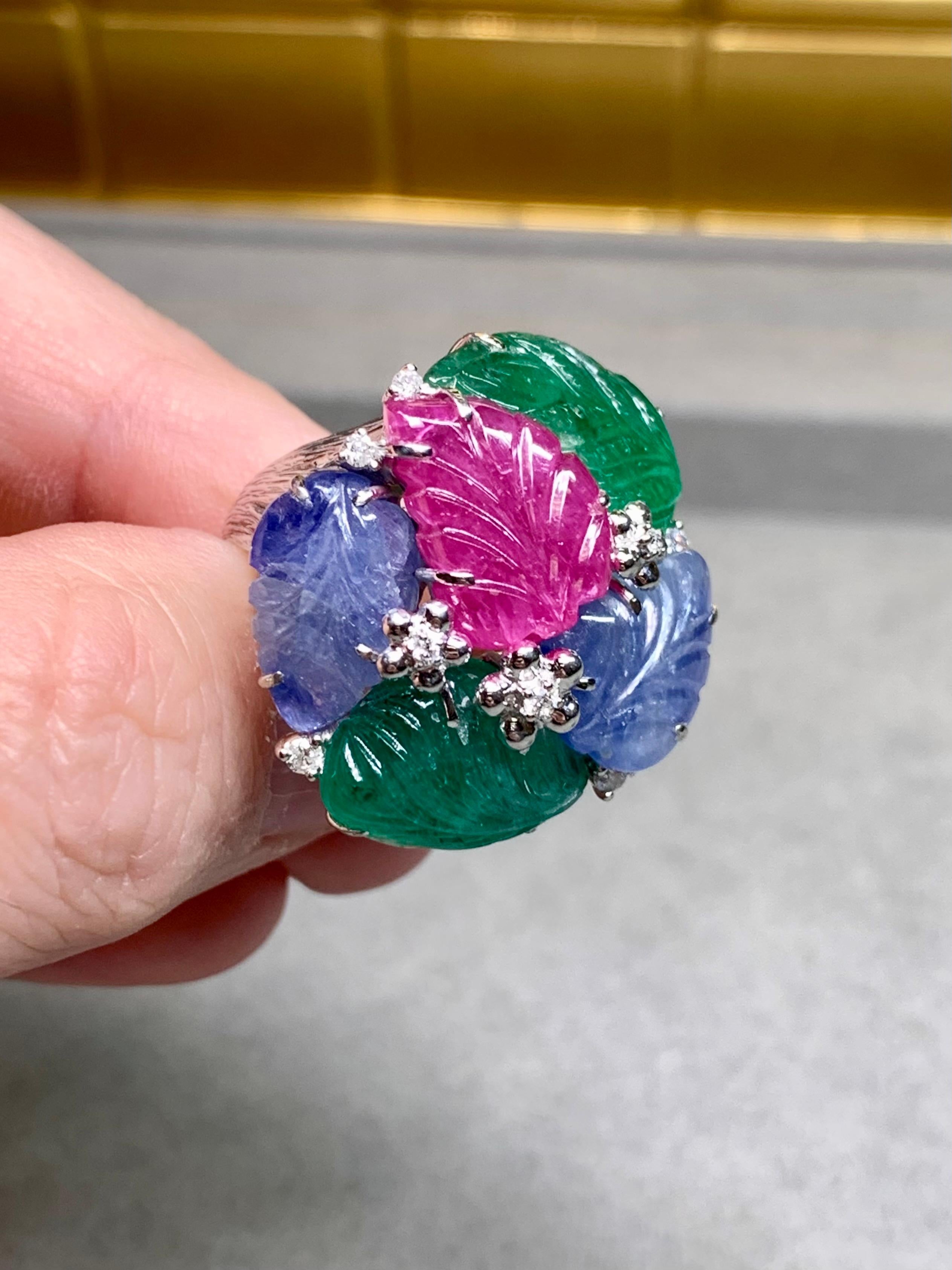 18K Tutti Frutti geschnitzt Rubin Saphir Smaragd Diamant Blatt Cocktail Ring 23ctw im Angebot 1