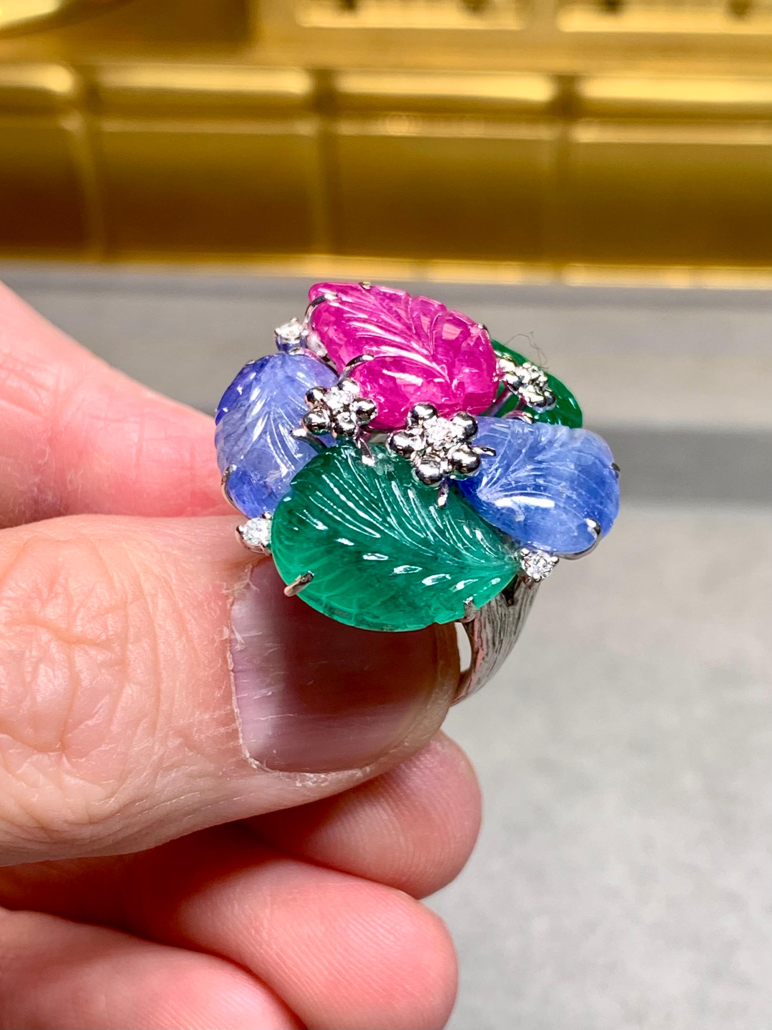 18K Tutti Frutti geschnitzt Rubin Saphir Smaragd Diamant Blatt Cocktail Ring 23ctw im Angebot 2